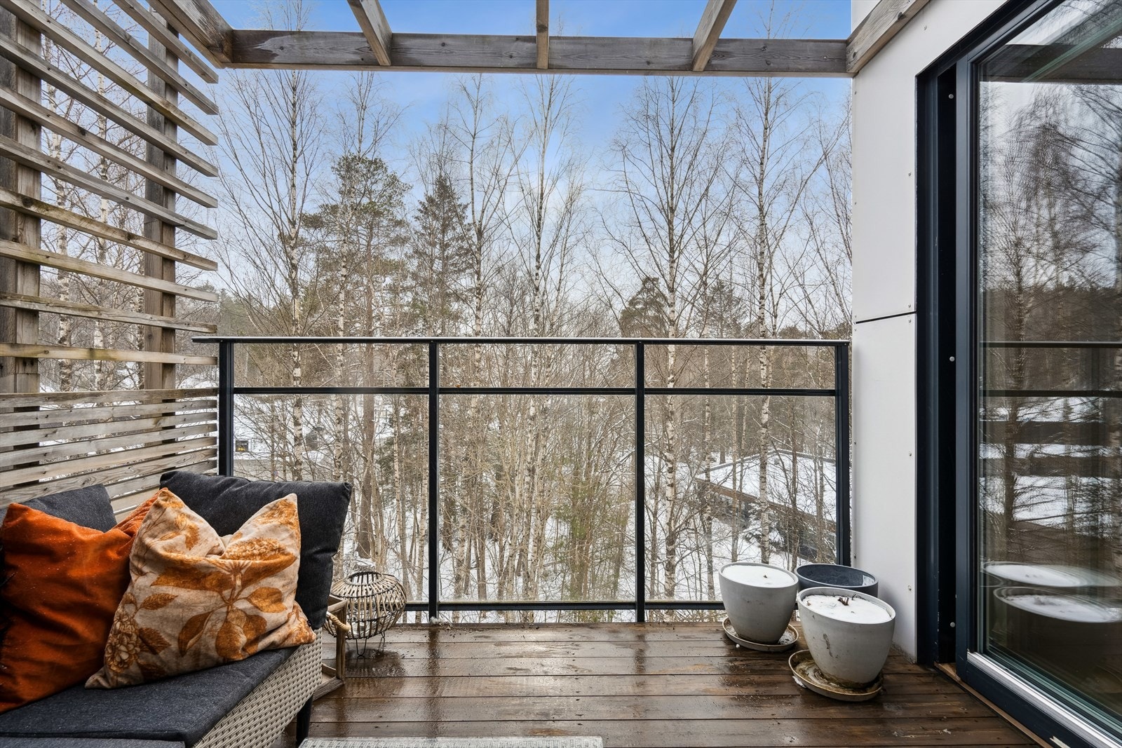 Fra balkongen er det fint utsyn mot grøntarealer og lite innsyn Galleribilde