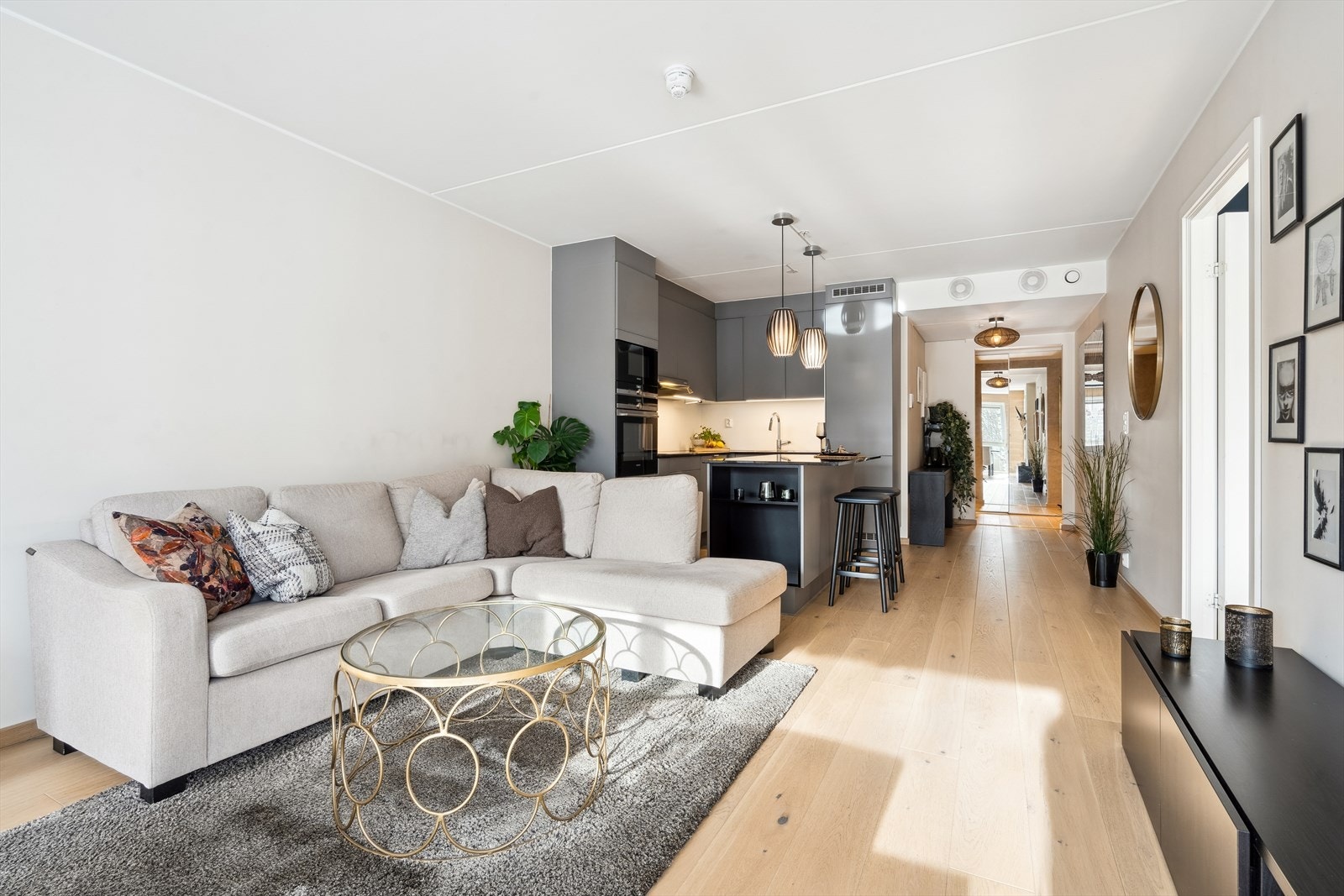 Overflatene er lysmalte og gulvet er belagt med vakker énstavs eikeparkett Galleribilde