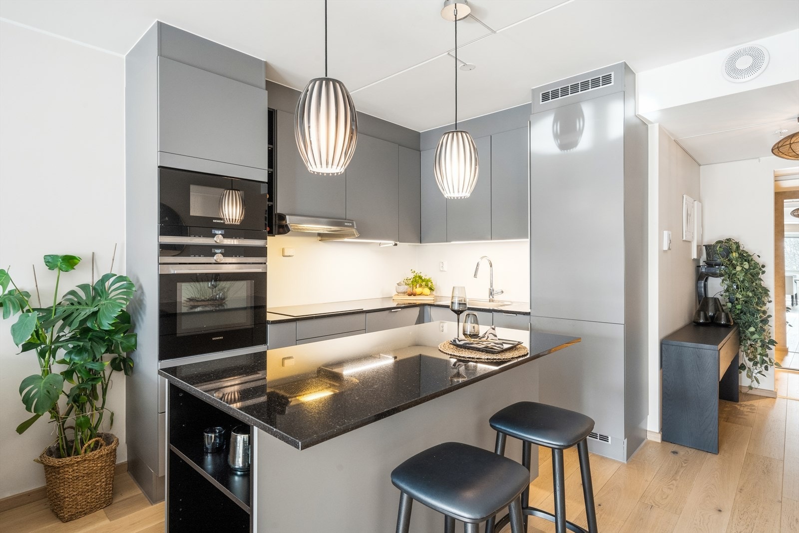 I innredningen er det integrerte hvitevarer som mikro og stekeovn i ståhøyde, induksjonstopp, oppvaskmaskin og kjøle-/fryseskap Galleribilde