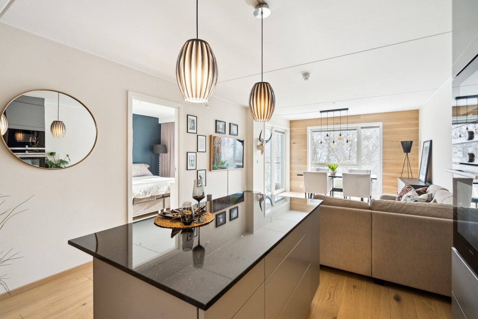 Kjøkkenøya byr på ekstra oppbevarings- og arbeidsplass Galleribilde