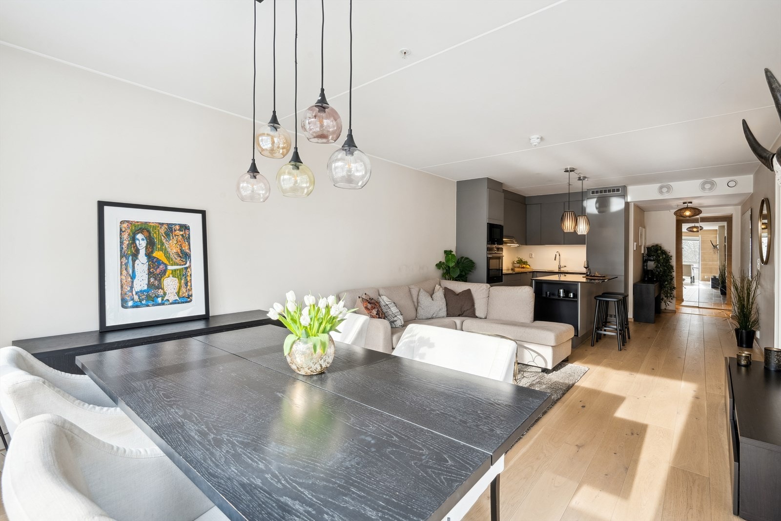 Leiligheten oppvarmes av vannbåren varme via radioterer Galleribilde