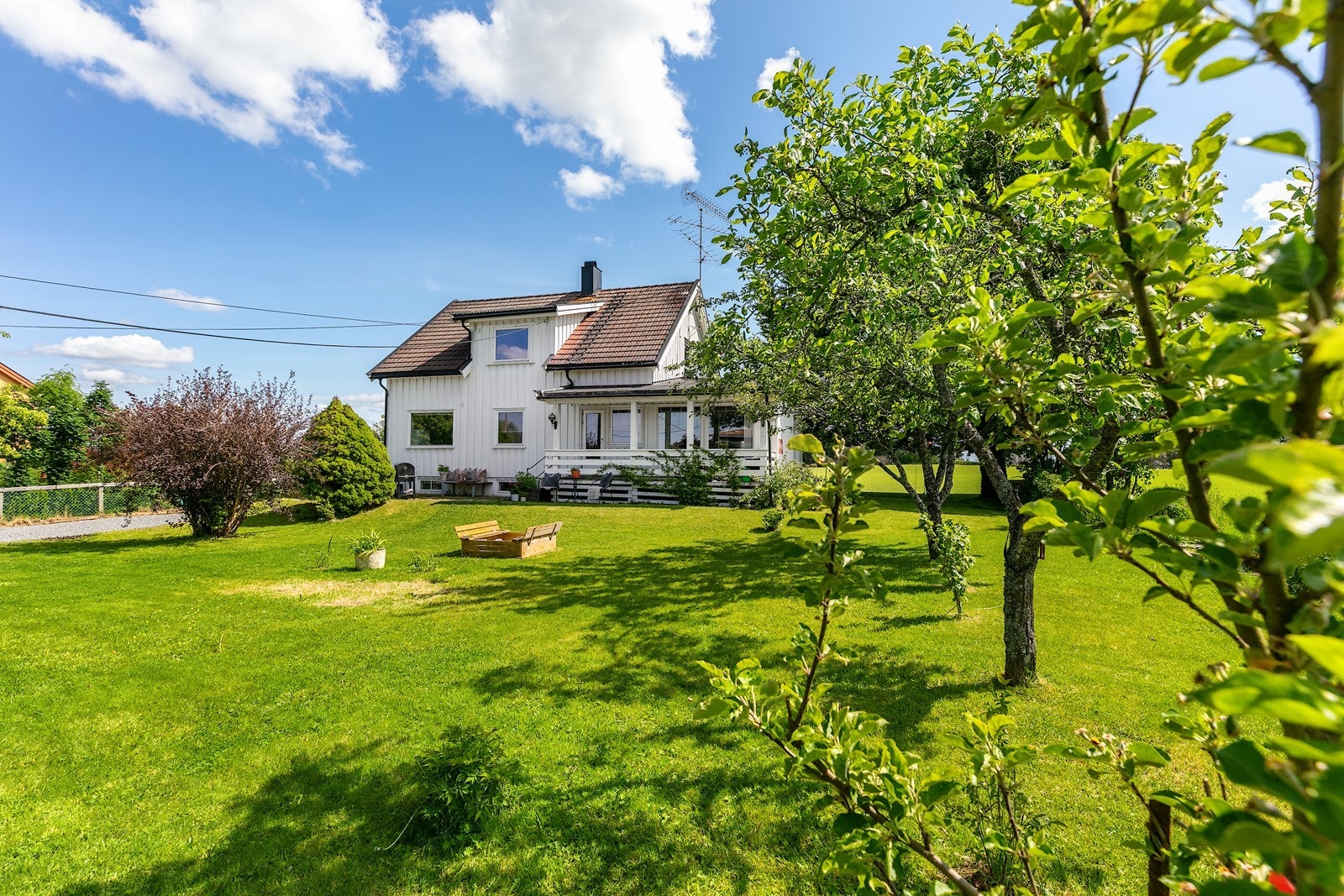 Sommerbilde:
Hagen har frukttrær og blomsterbed som gir et frodig preg. Galleribilde