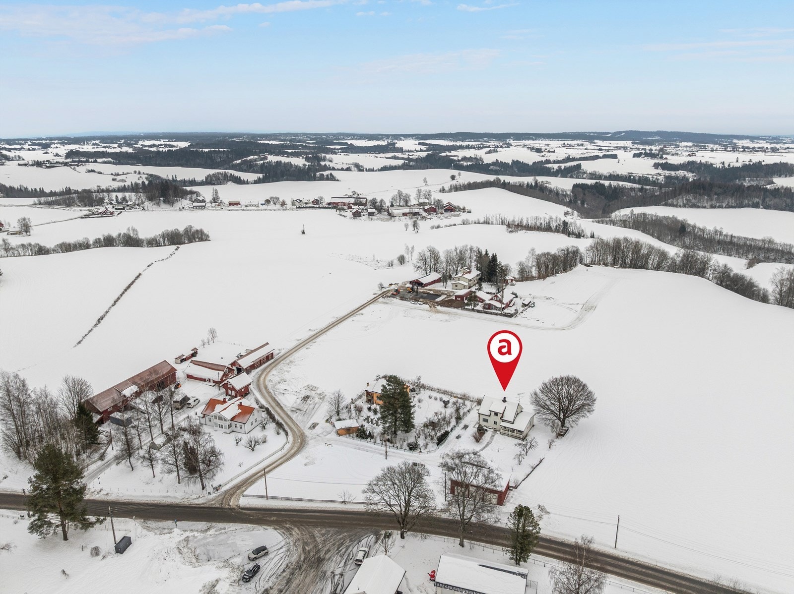 Området er preget av store, åpne landskap med enkelte gårdsbruk i nærheten. Galleribilde