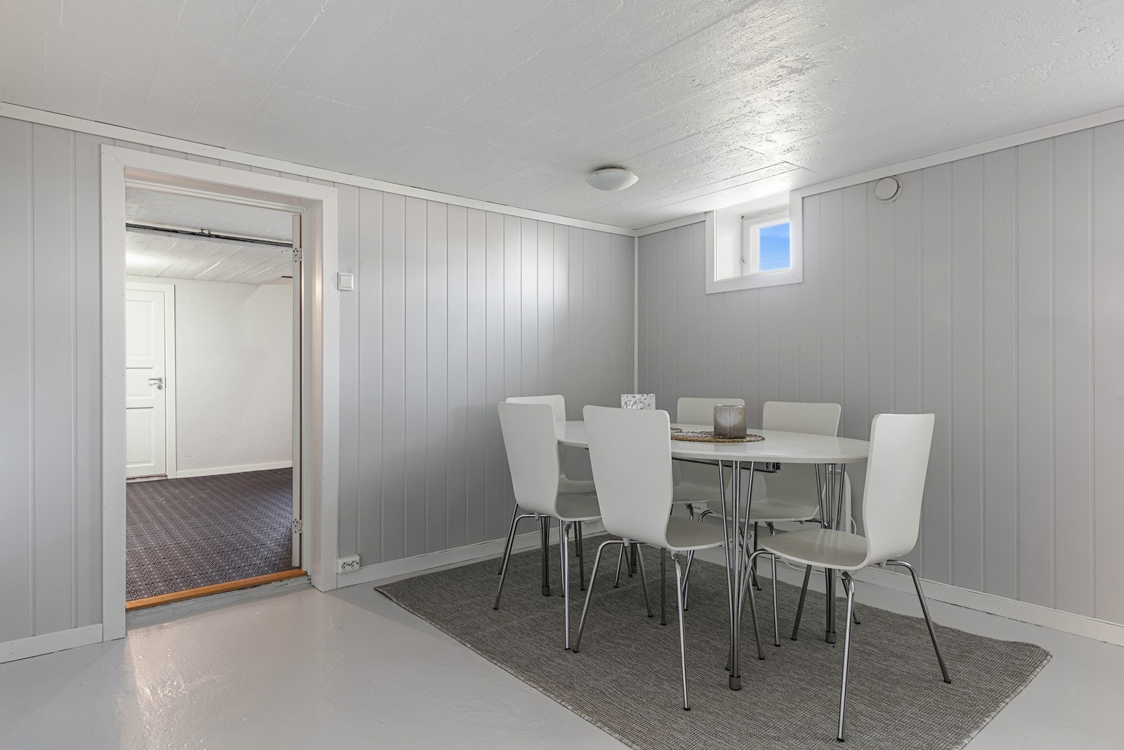 Kjelleren sine oppholdsrom er ikke bruksendret i kommunen, og dagens bruk vil avvike fra registrerte byggetegninger. Galleribilde