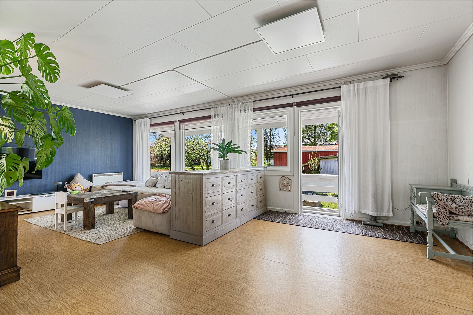 Store vindusflater gir godt utsyn mot hageområdet og slipper inn rikelig med dagslys. Galleribilde