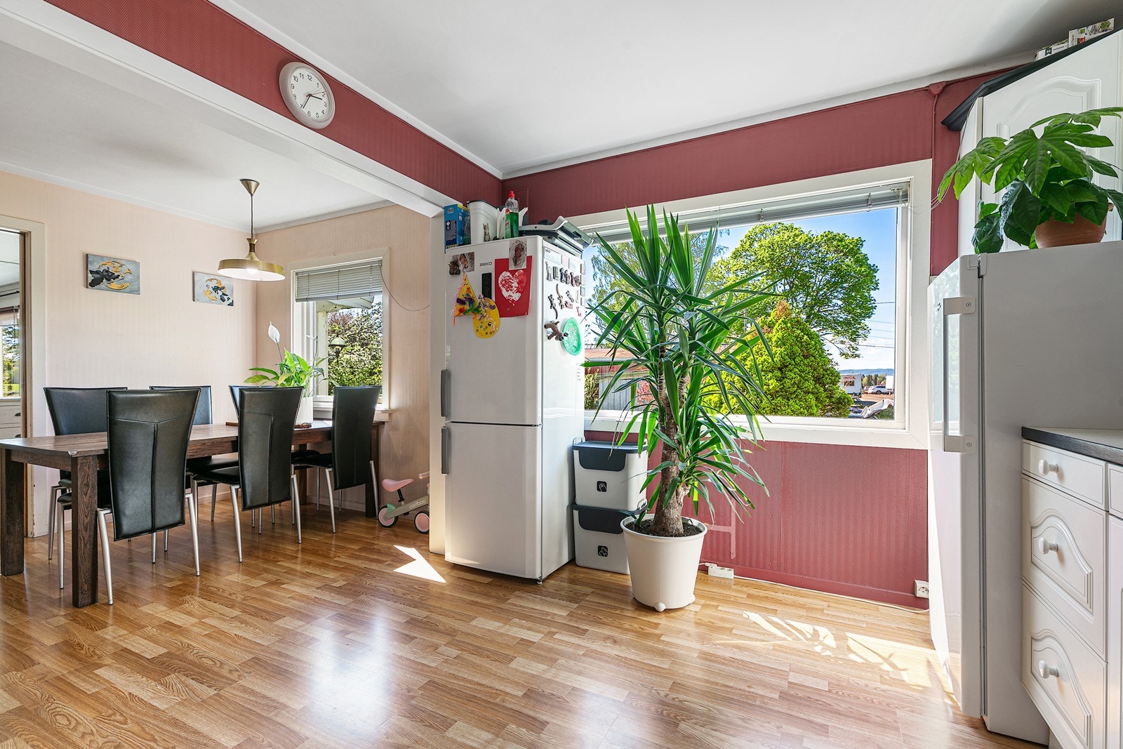 Laminatgulv og store vinduer gir godt med naturlig lys til spiseplassen. Galleribilde