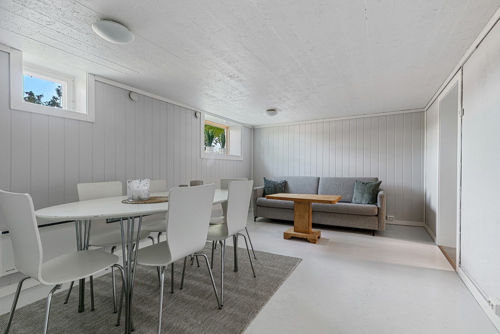 Panelvegger og betonggulv gir en solid og vedlikeholdsfri innredning. Galleribilde