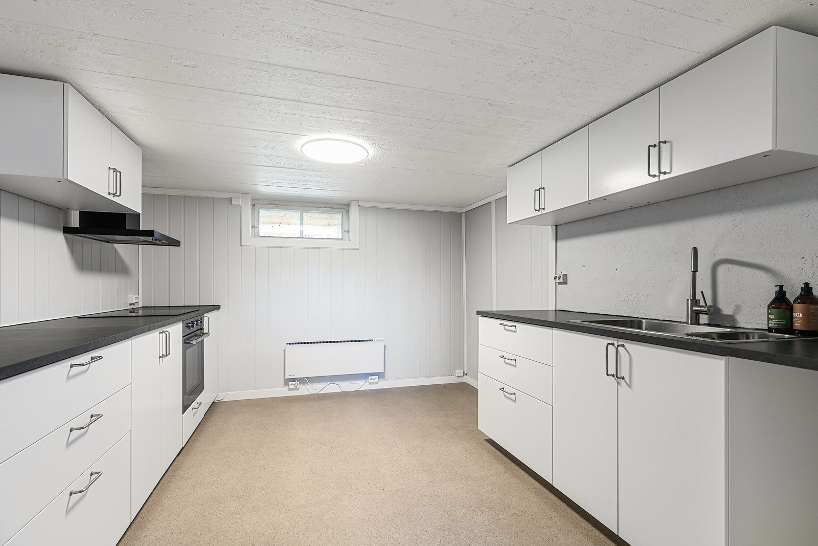 Det er kjøkkenventilator med avtrekk ut, samt integrert stekeovn og platetopp. Galleribilde