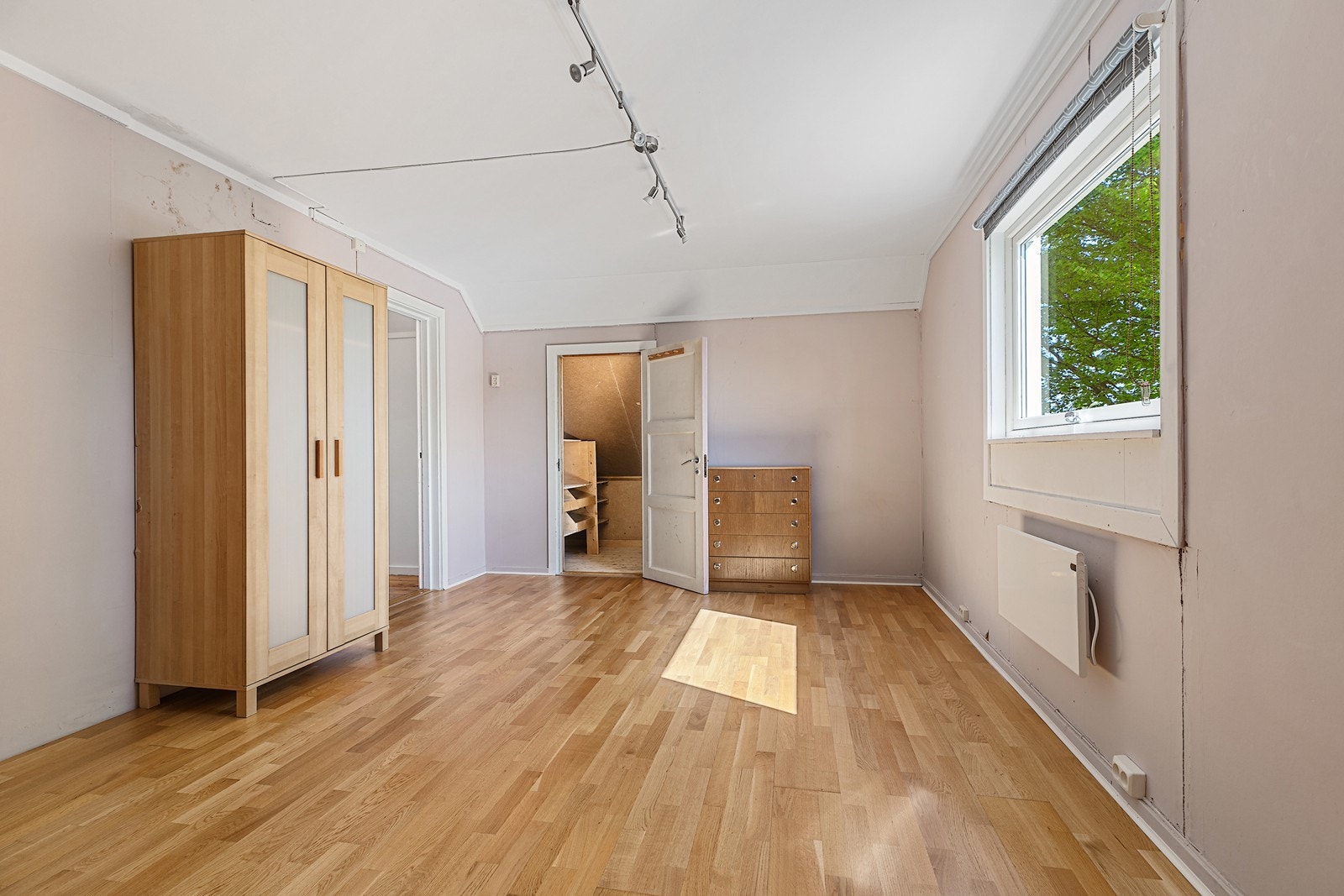 Andre etasjes tredje soverom har parkettgulv og god plass til oppbevaring med tilhørende stor bod. Galleribilde