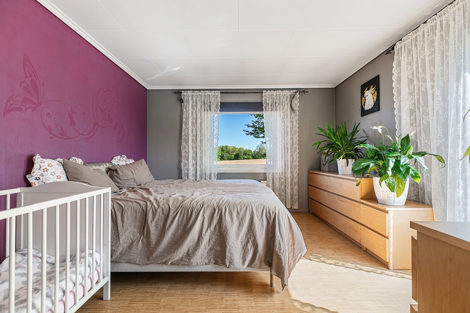 Hovedsoverommet i første etasje har god plass til dobbeltseng og garderobe. Rommet har parkettgulv og malte vegger. Galleribilde