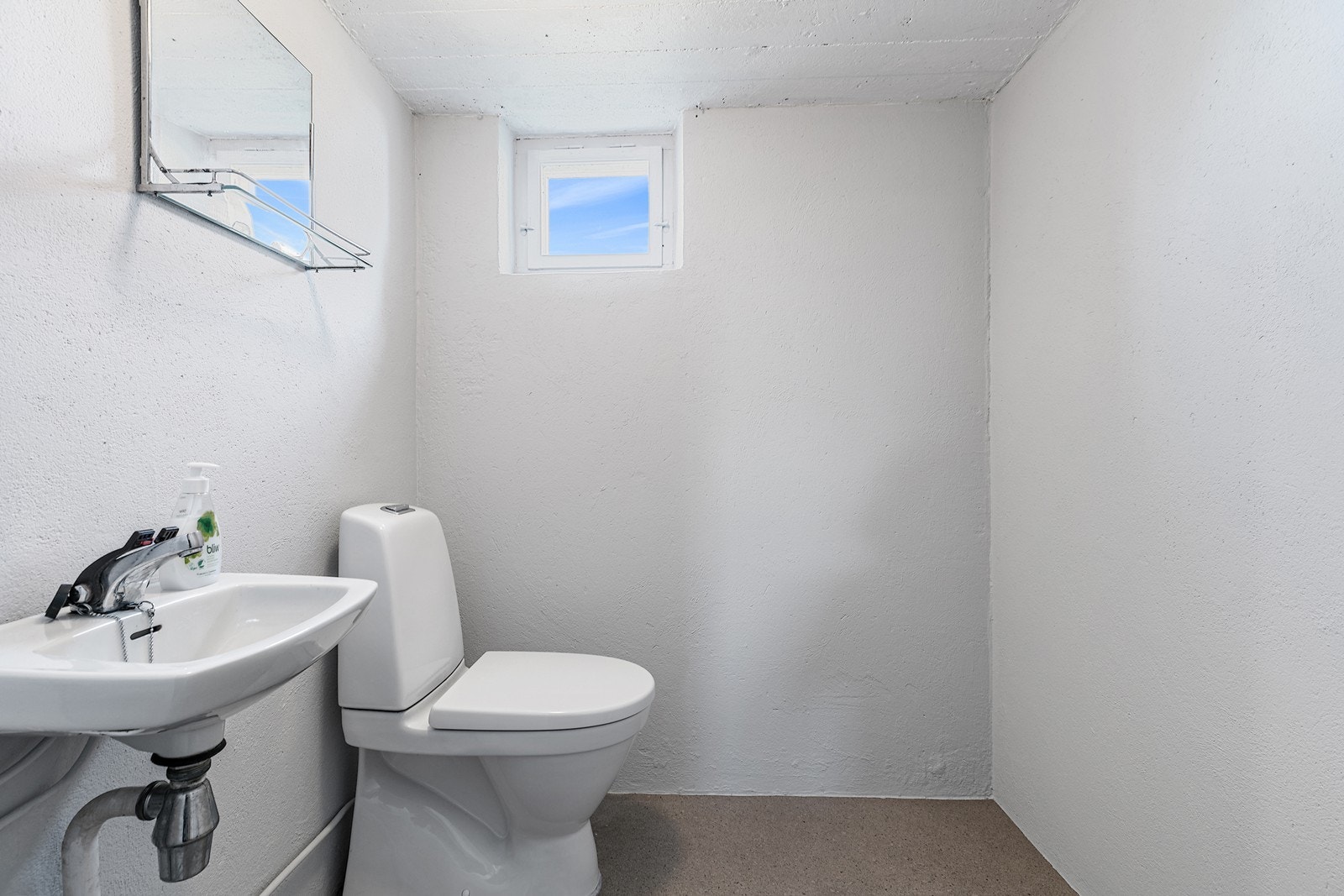 Toalettrommet har belegg på gulvet og malt overflate på veggene, men mangler mekanisk ventilasjon. Galleribilde