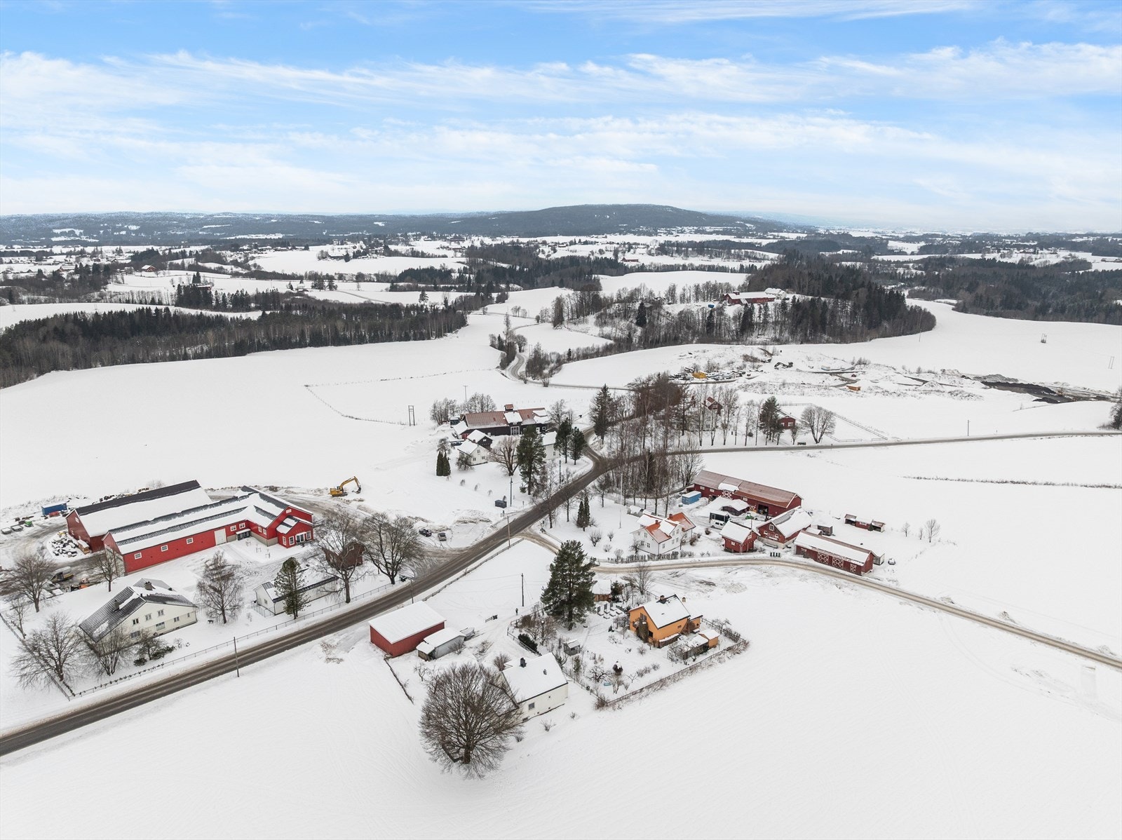 Eiendommen har en relativt flat tomt, opparbeidet med plen og parkeringsareal. Galleribilde