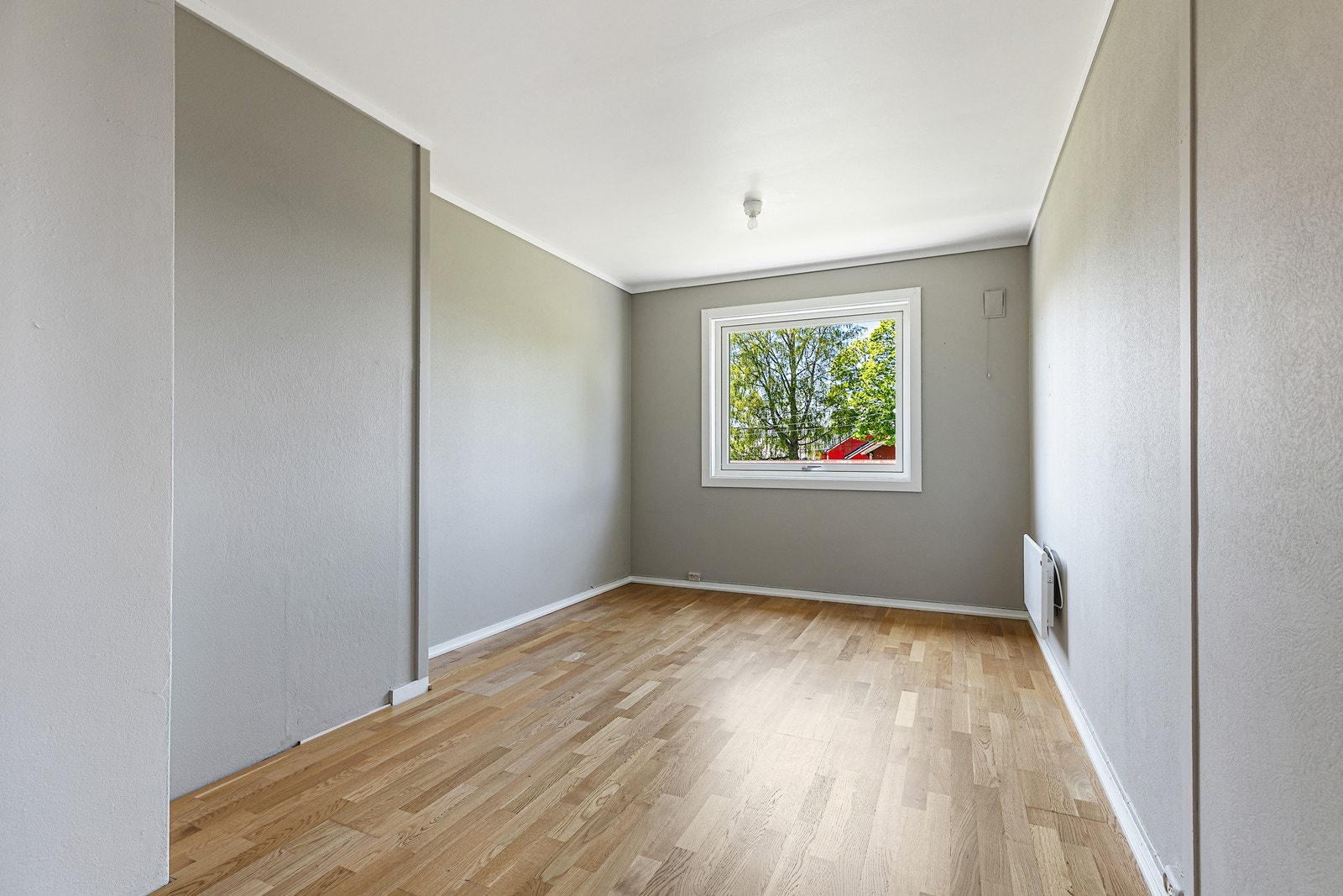 Andre etasjes andre soverom har parkettgulv og nøytrale vegger. Galleribilde