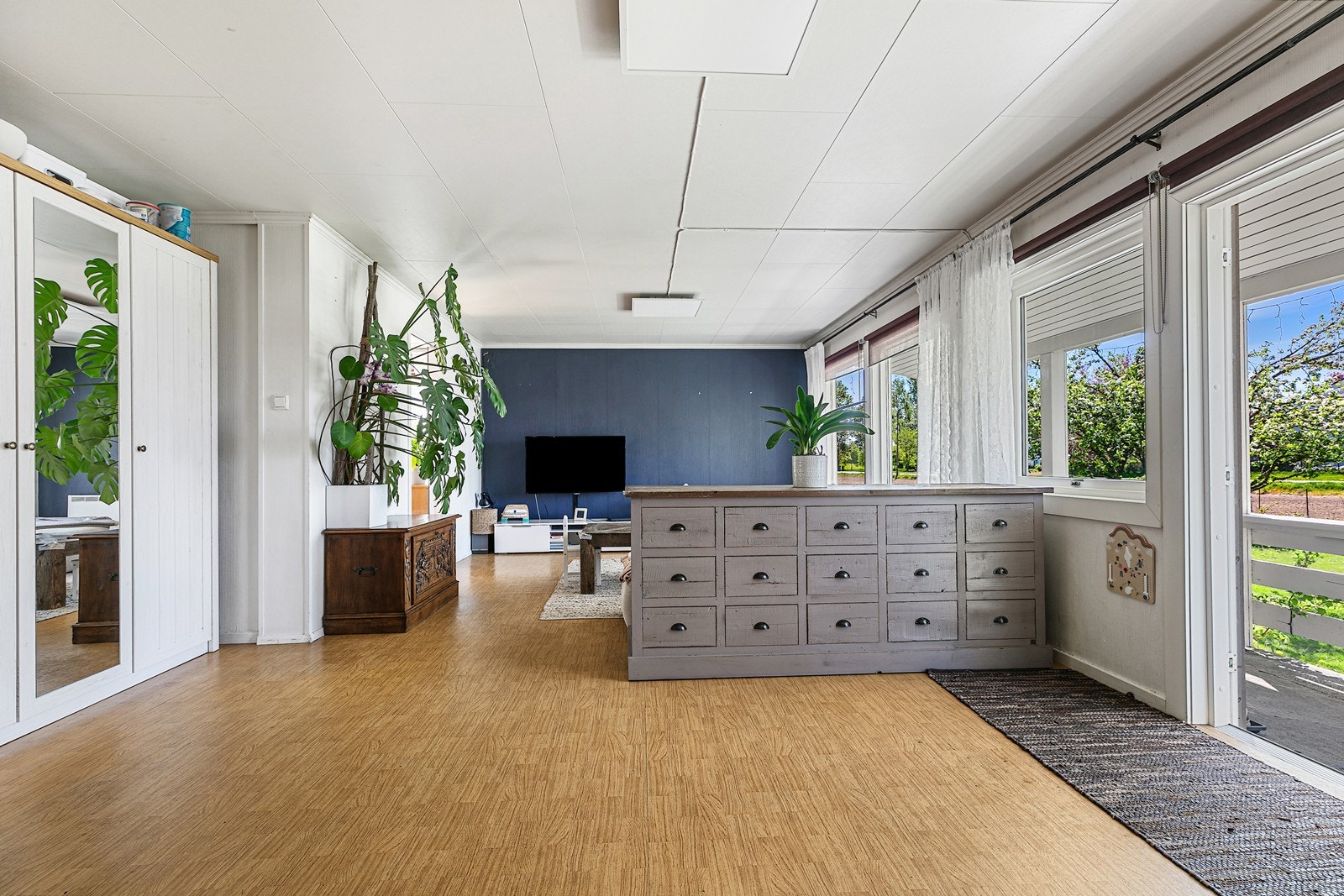 Plass til spisebord i tilknytning til oppholdsrommet gir en naturlig overgang til stuesonen. Galleribilde