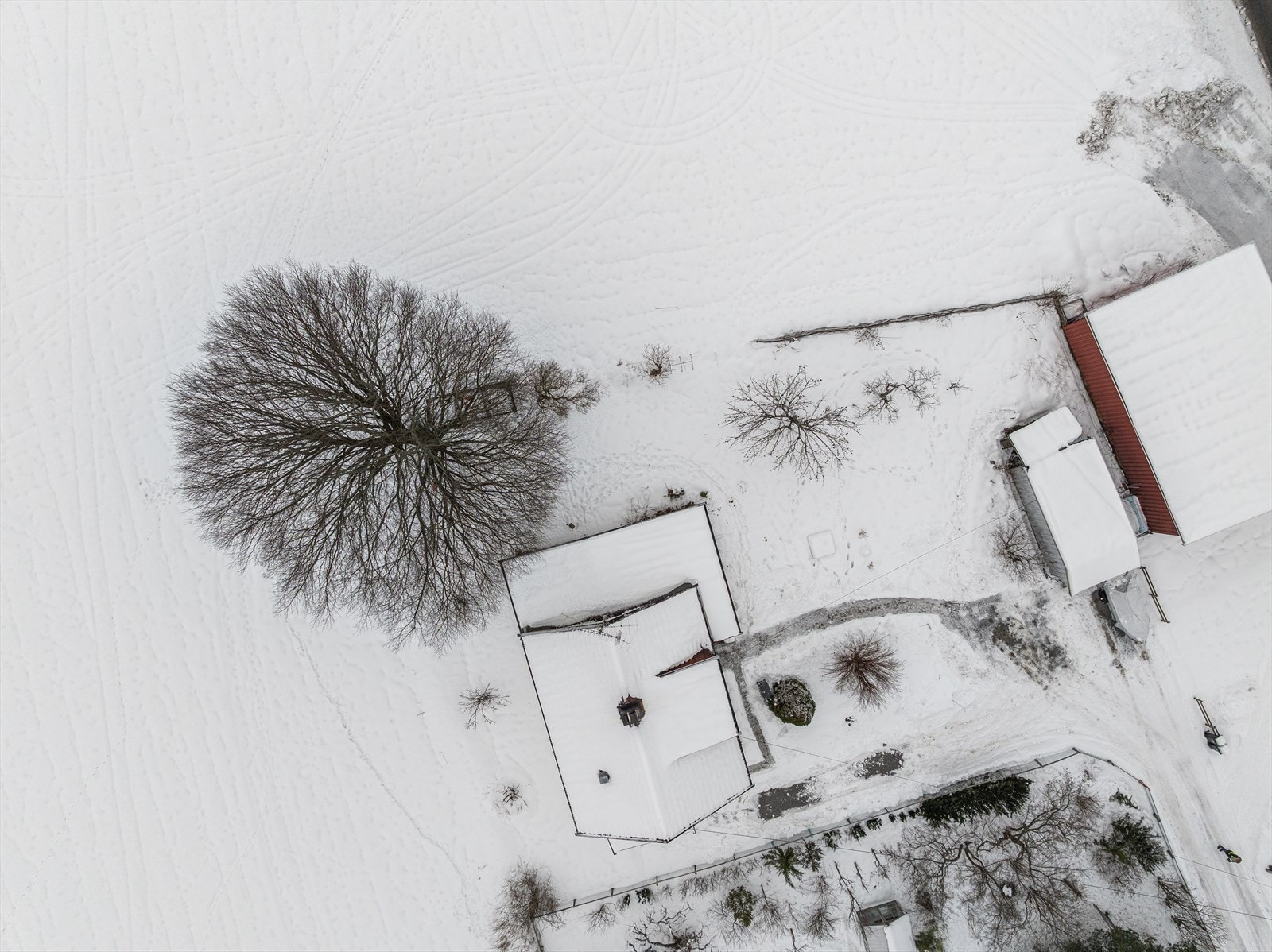 Boligen er omgitt av store, bølgende jorder som gir et landlig preg og vakkert utsyn med sesongvariasjoner. Galleribilde