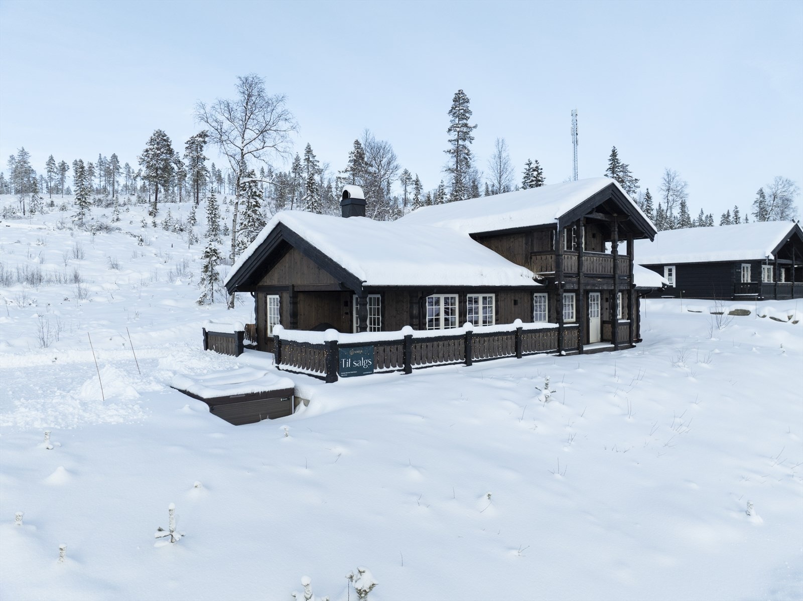 Stor terrasse omkranser hytta, flere soner med overbygget terrasse. Nedsenket Jacuzzi Galleribilde