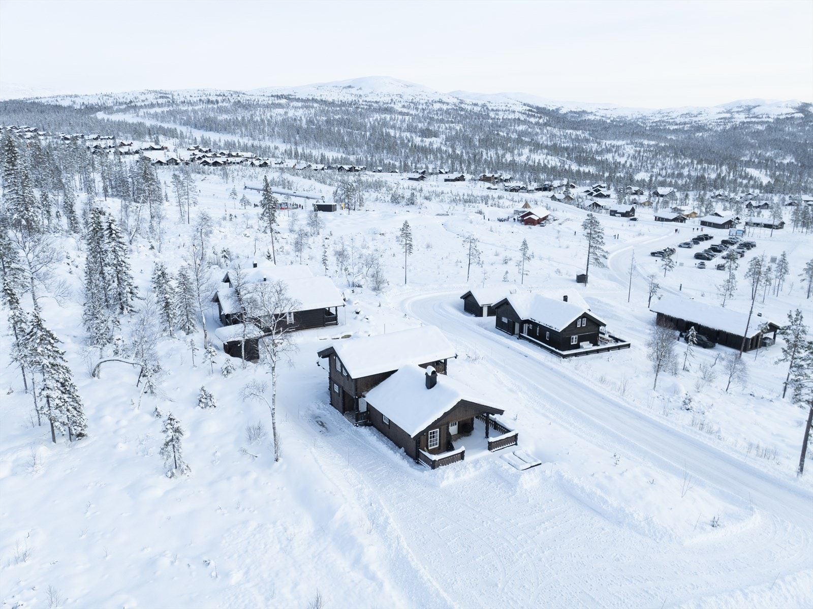 Det overbygde inngangspartiet gjør ankomsten behagelig - spesielt på vinteren. Her kan du enkelt ta av deg ski og yttertøy i ly for vær og vind, uten å dra snøen med inn. Galleribilde