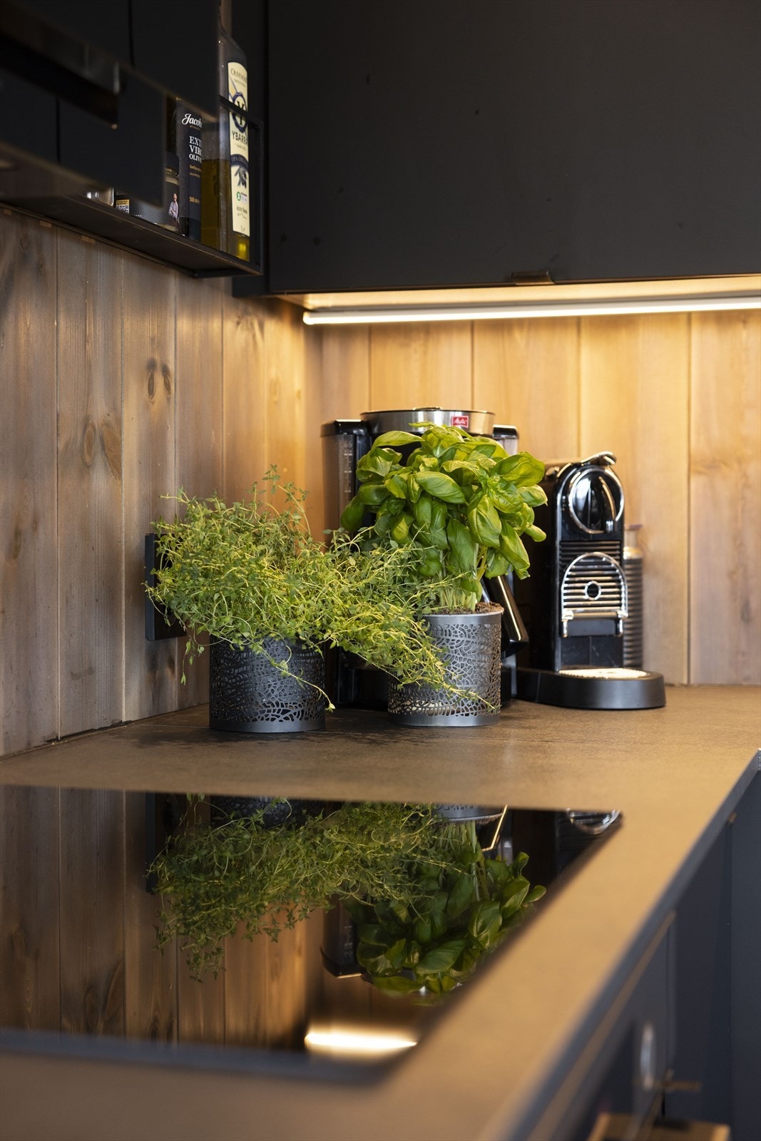 Dette lekre kjøkkenet kombinerer moderne design med praktiske løsninger Galleribilde