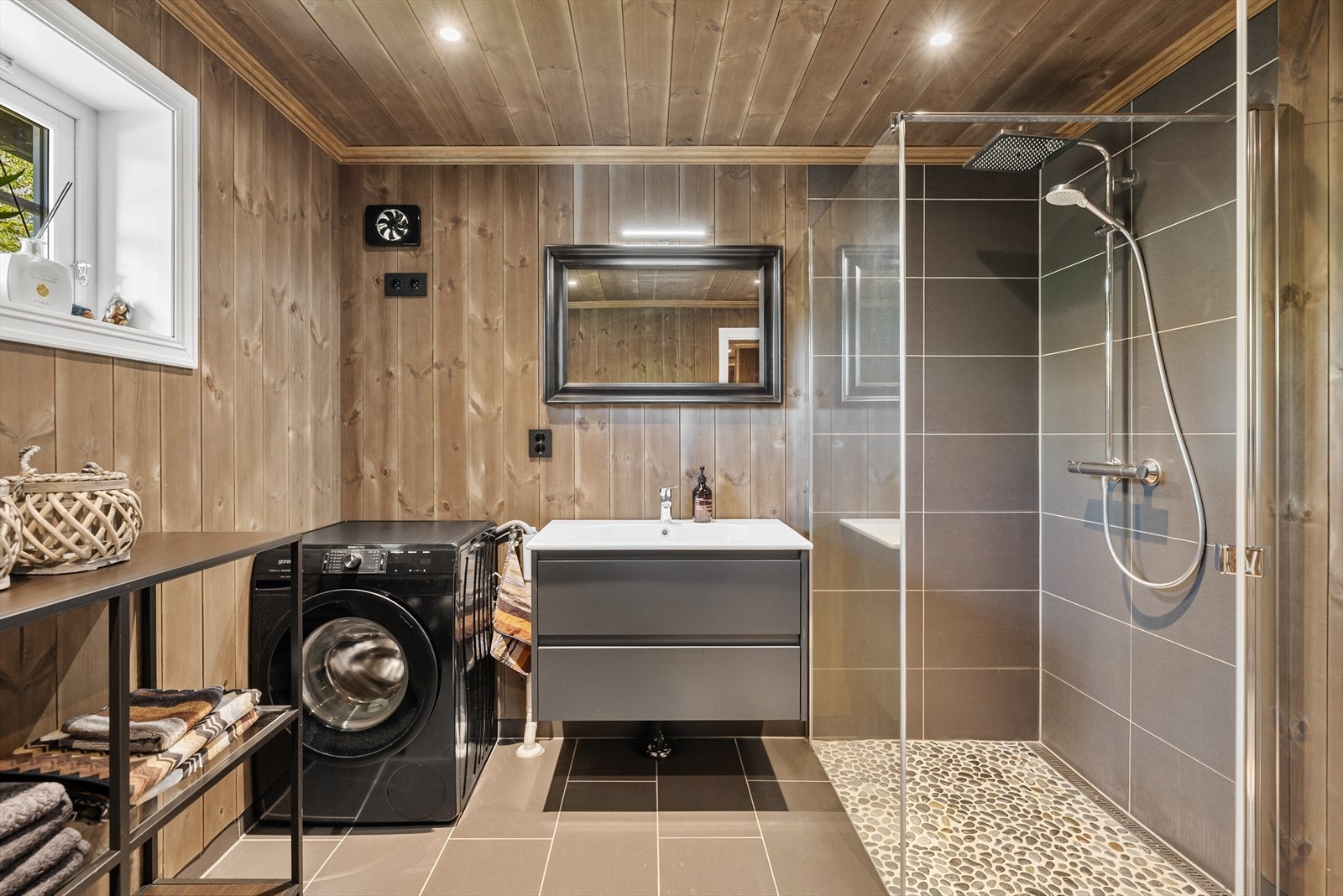 Pen innredning og "Rainshower" Galleribilde