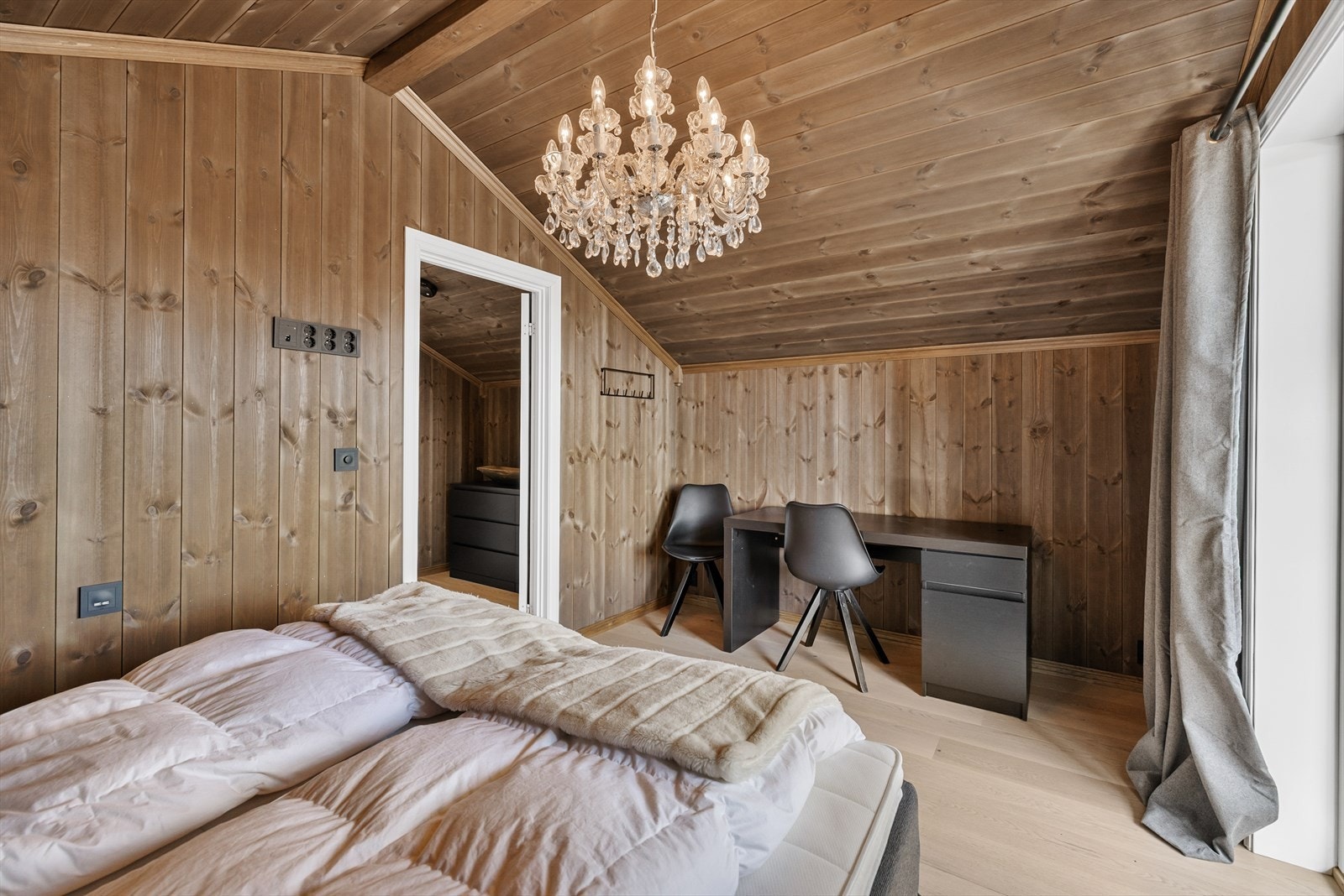 Stort soverom oppe med utgang til balkong Galleribilde