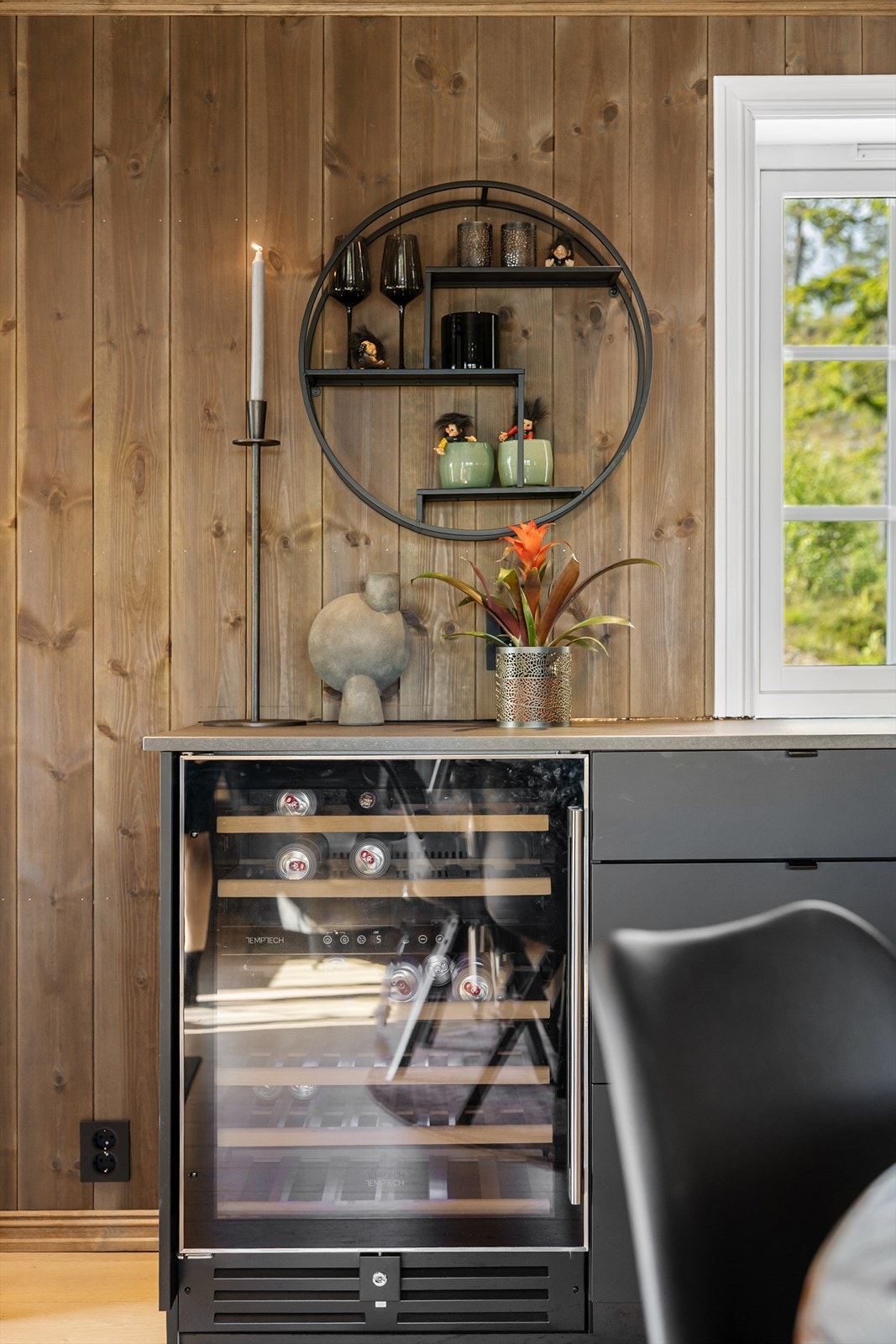 Her får du integrerte hvitevarer som glir sømløst inn i innredningen - og som en ekstra luksus: et elegant vinskap, perfekt for deg som setter pris på god vin og stil Galleribilde