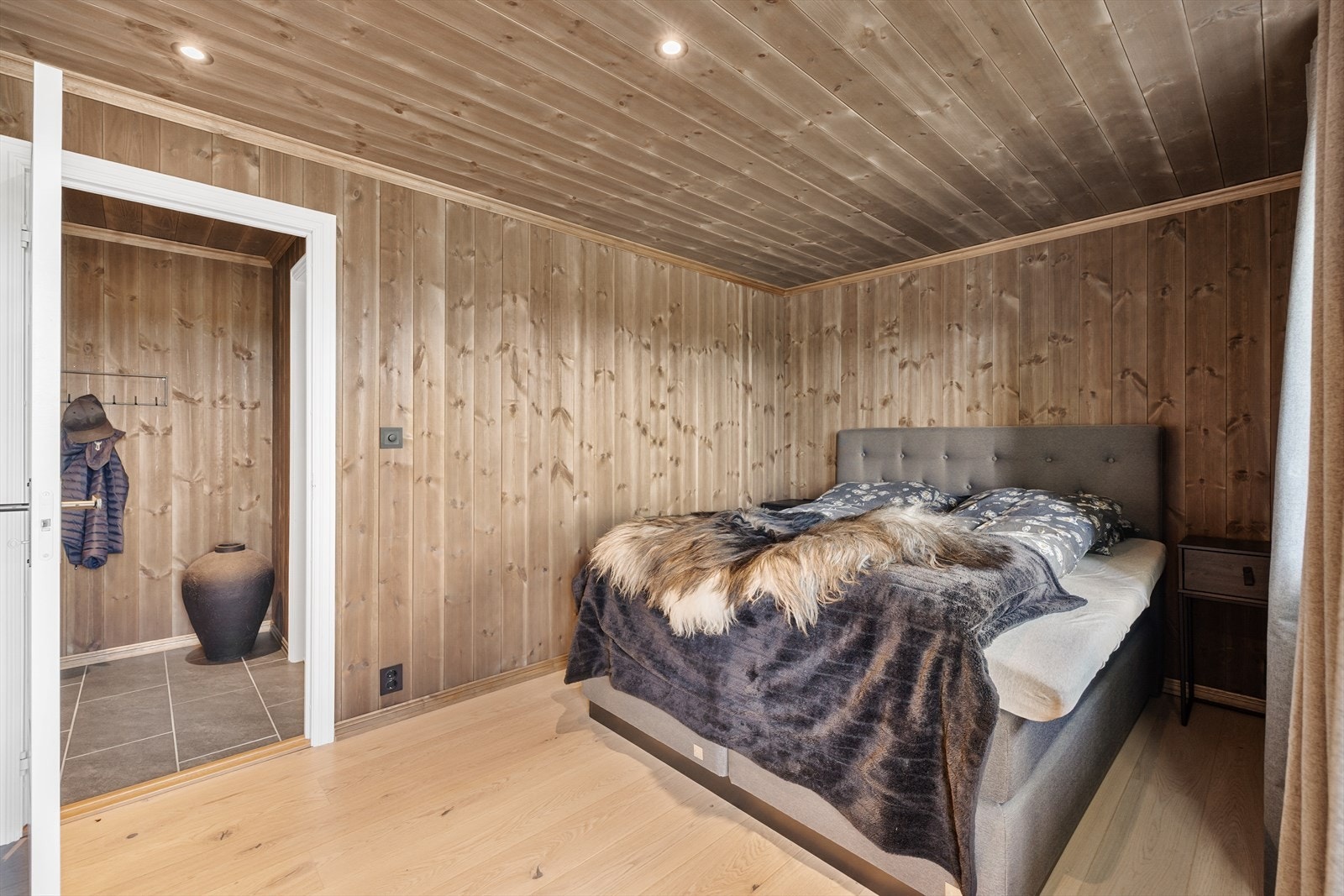 Romslig plass til stor dobbeltseng Galleribilde