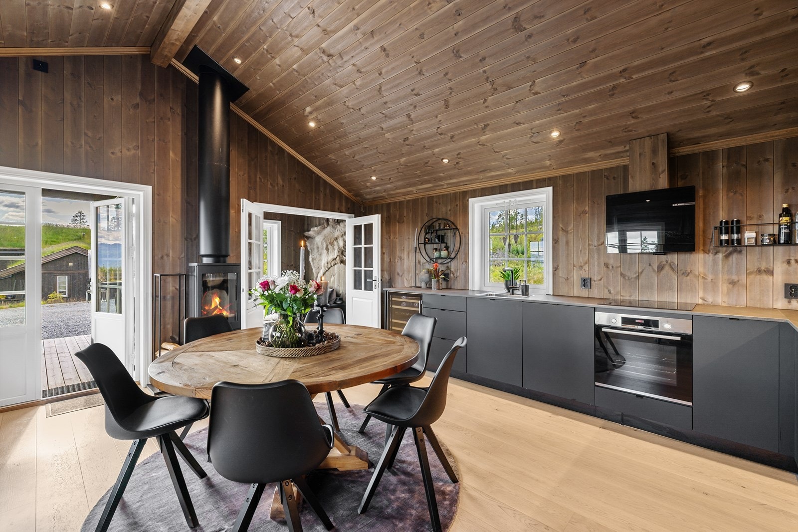 Den åpne løsningen skaper en naturlig flyt mellom kjøkken og spiseplass - perfekt for både hverdagskos og sosiale sammenkomster Galleribilde
