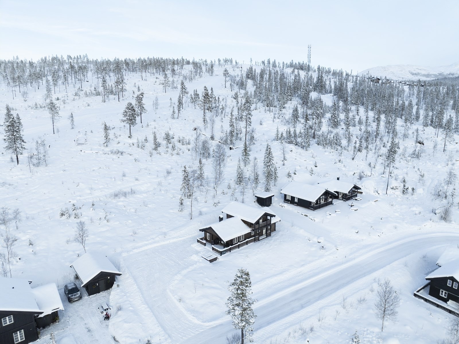 Turuhaugen 13 er en klassisk fjellhytte med sjel - bygget i tradisjonell stil med torvtak som smelter naturlig inn i landskapet Galleribilde