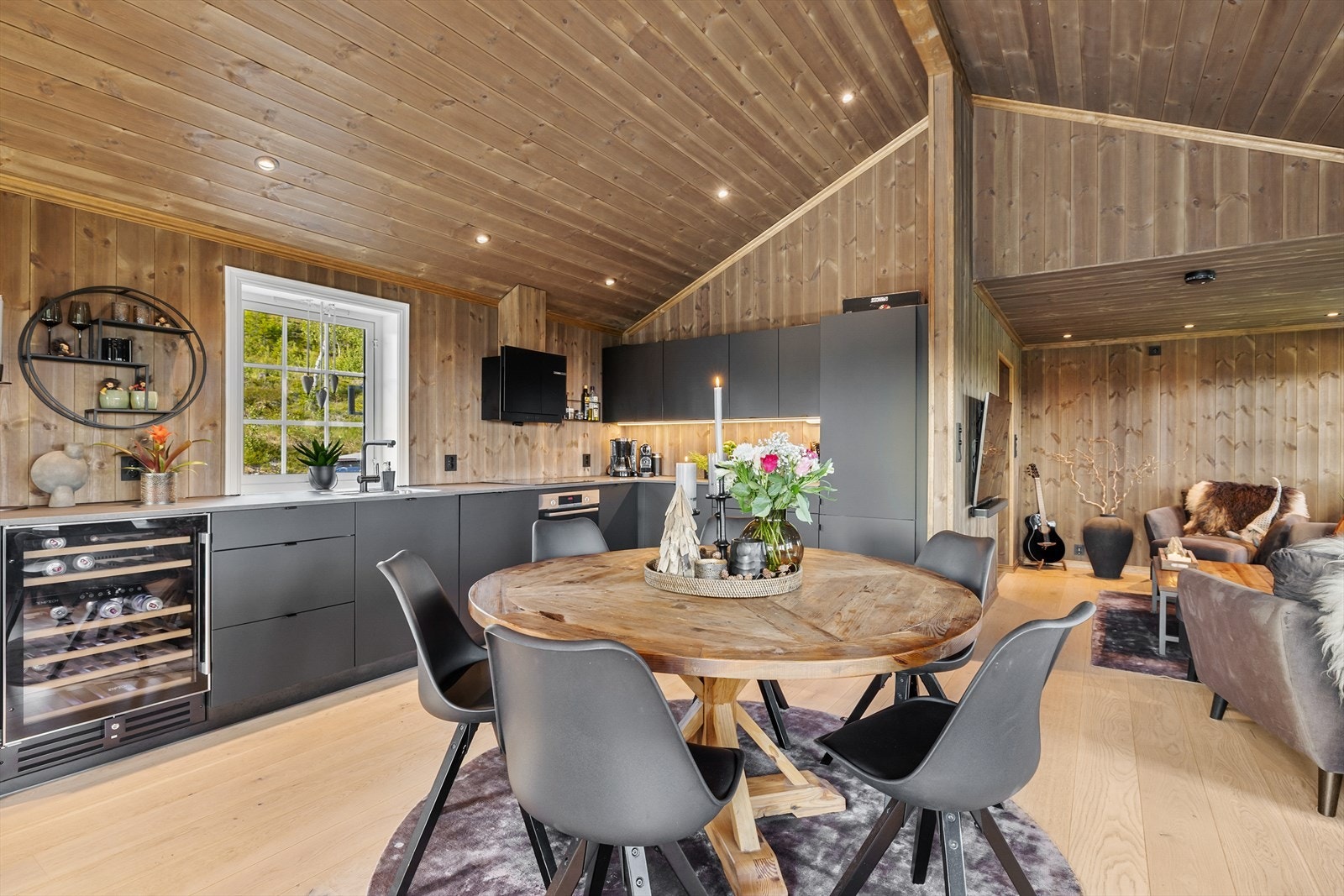 Velkommen inn i et lyst og innbydende spisekjøkken hvor takhøyden gir en herlig romfølelse og ekstra lysinnslipp. Her er det god plass til både matlaging og lange måltider med familie og venner. Galleribilde