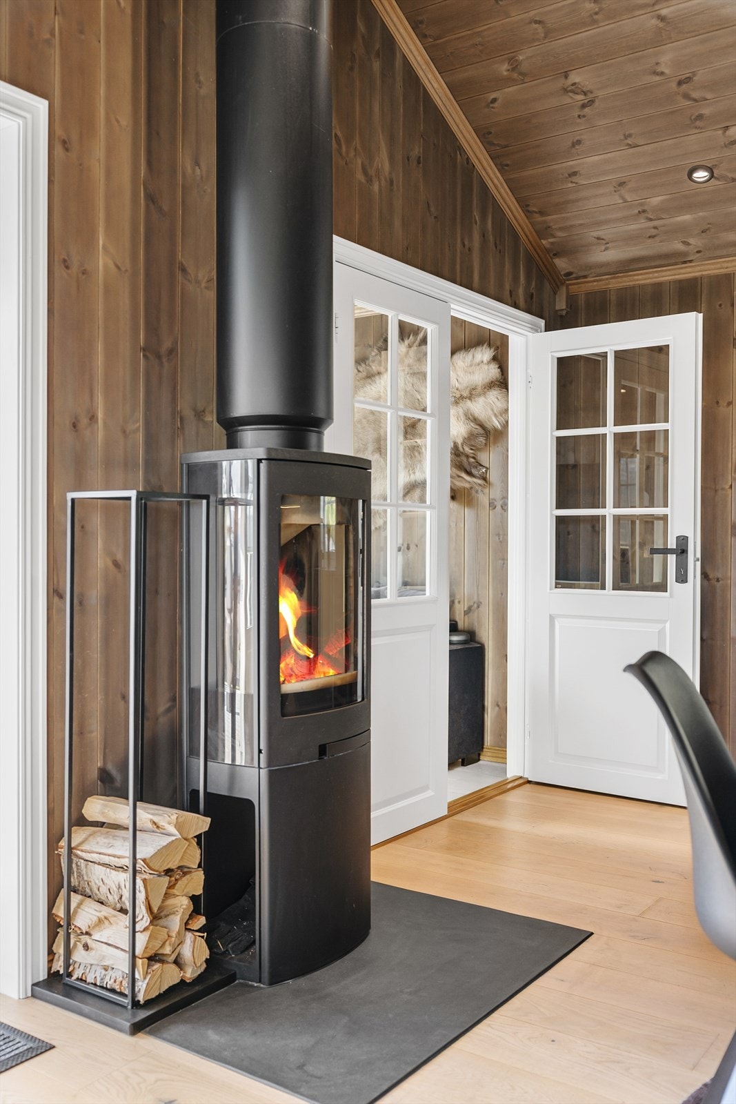 Ingenting slår følelsen av å komme inn i en varm hytte etter en dag ute i naturen. Med en stemningsfull peisovn som midtpunkt, skapes en lun og avslappende atmosfære - perfekt for å nyte en kopp kakao, en god bok eller bare stillheten. Galleribilde