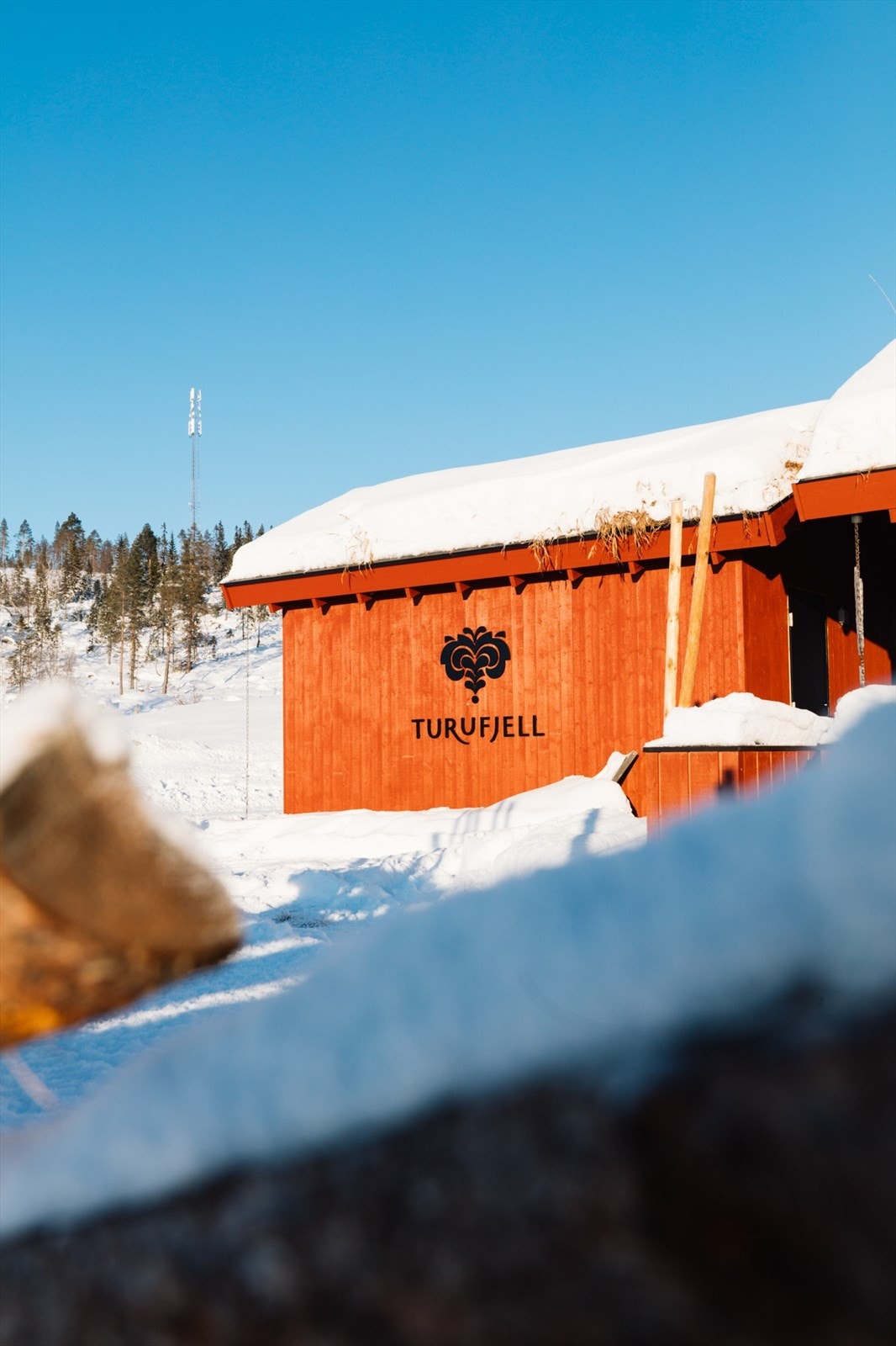 Turutunet kafé byr på både inne- og uteservering - samt arrangementer som quiz, konserter og utstillinger Galleribilde
