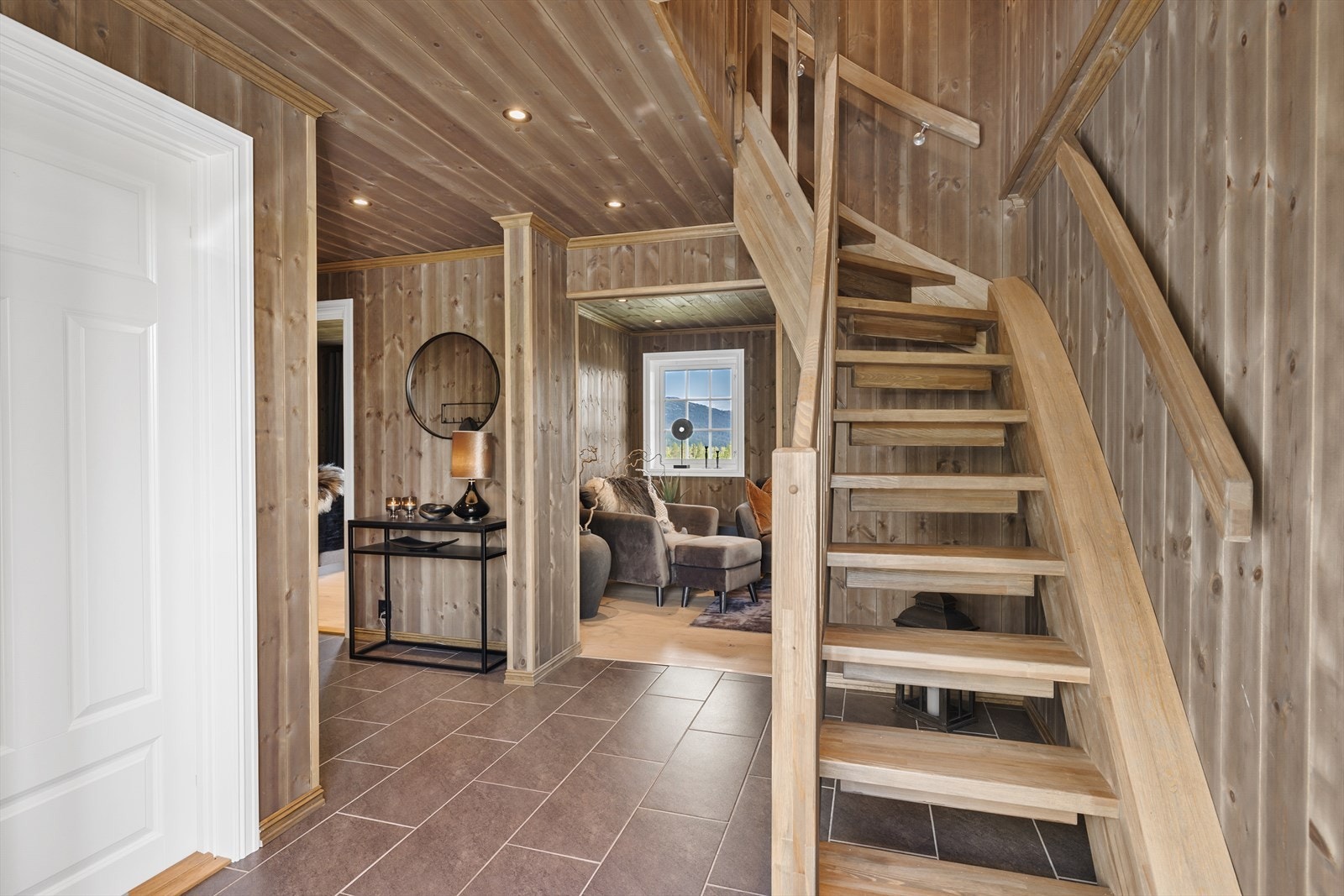 Lys og innbydende gang med trapp som leder opp til en koselig oppstugu. Varme i gulv og inngang til vakserom/bod Galleribilde