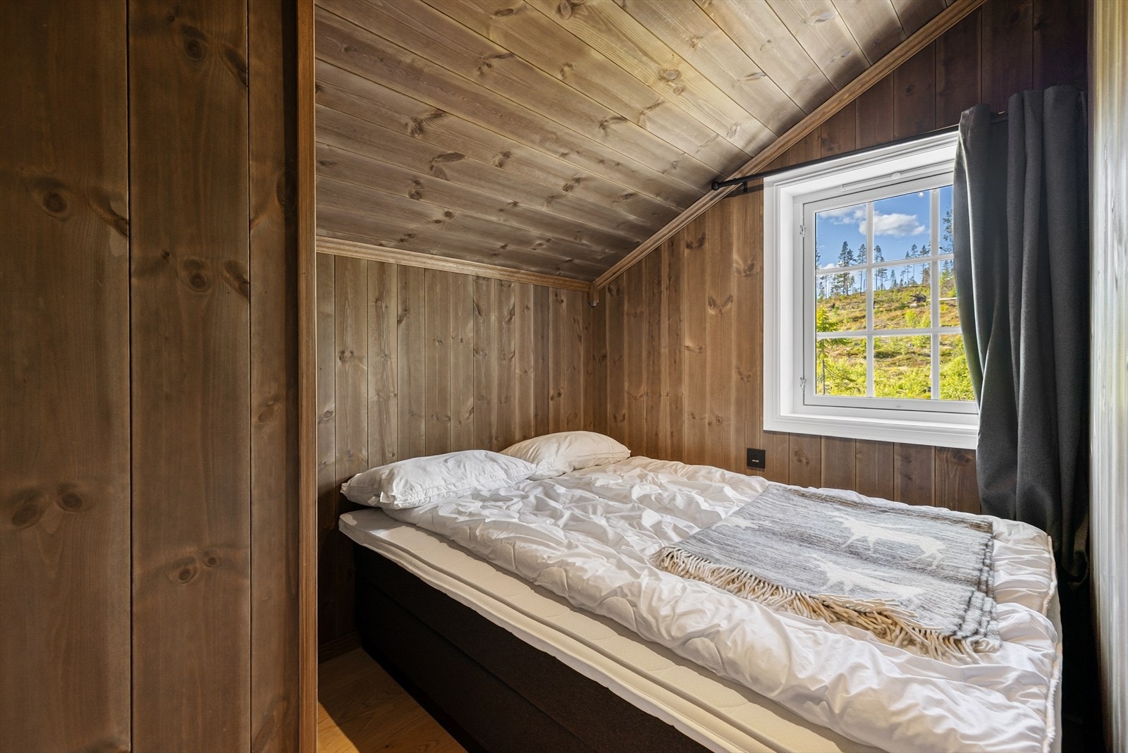 Romslig soverom 2 oppe Galleribilde