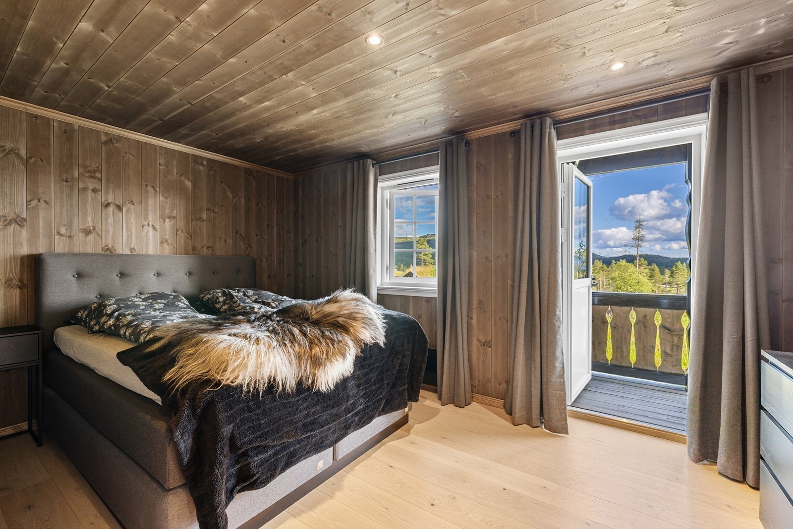 Hovedsoverommet er stort og har dør ut til terrasse Galleribilde