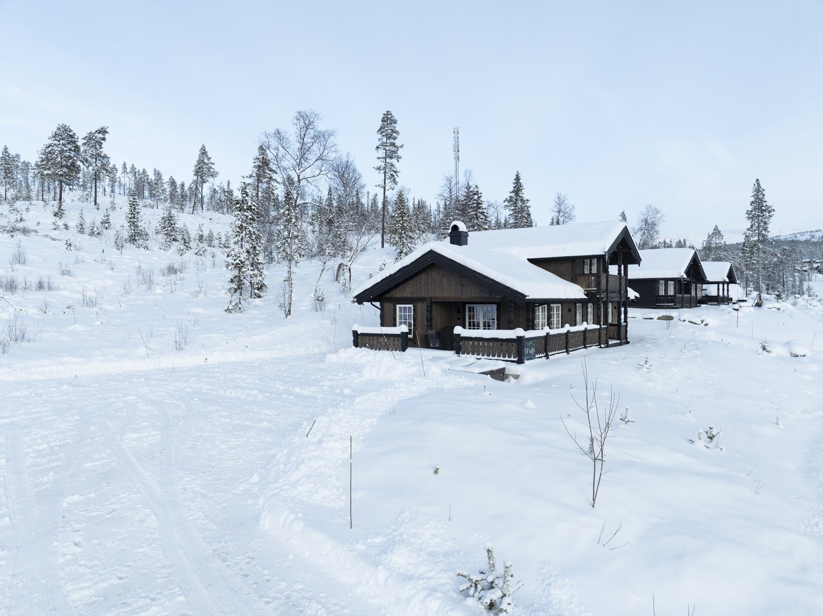 Stor gårdsplass med plass til flere biler Galleribilde