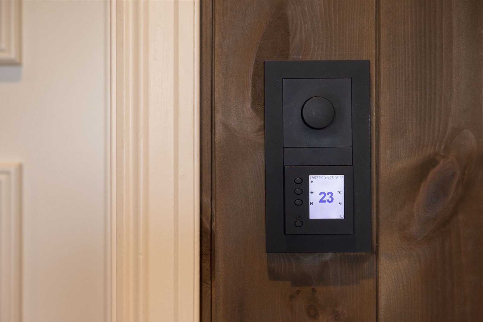 De stilrene detaljene gjør hele forskjellen. Kontakter og brytere i sort utførelse får du et moderne og eksklusivt uttrykk som løfter helhetsinntrykket. Den matte overflaten gir et sofistikert preg, samtidig som funksjonaliteten er i toppklasse Galleribilde