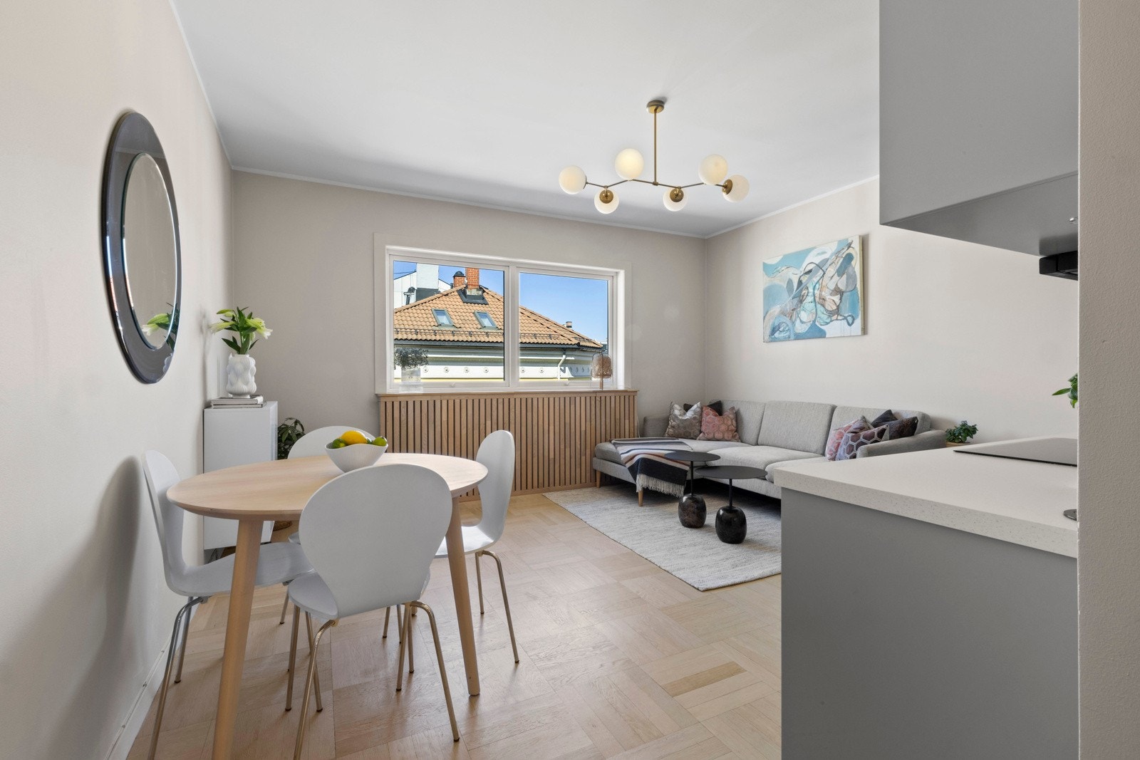 Den har en åpen og praktisk planløsning, god takhøyde og store vindusflater som slipper inn rikelig med dagslys - alt dette bidrar til en lys og luftig atmosfære. Galleribilde