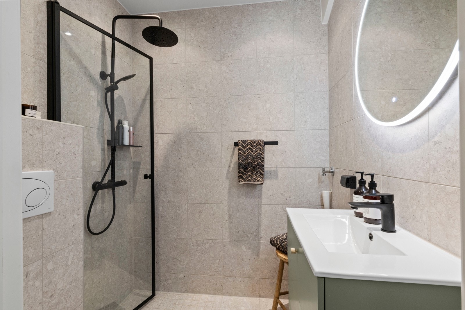 Baderommet ble påkostet i 2021 med nye fliser og baderomsinnredning, og fremstår lekkert og moderne. Galleribilde