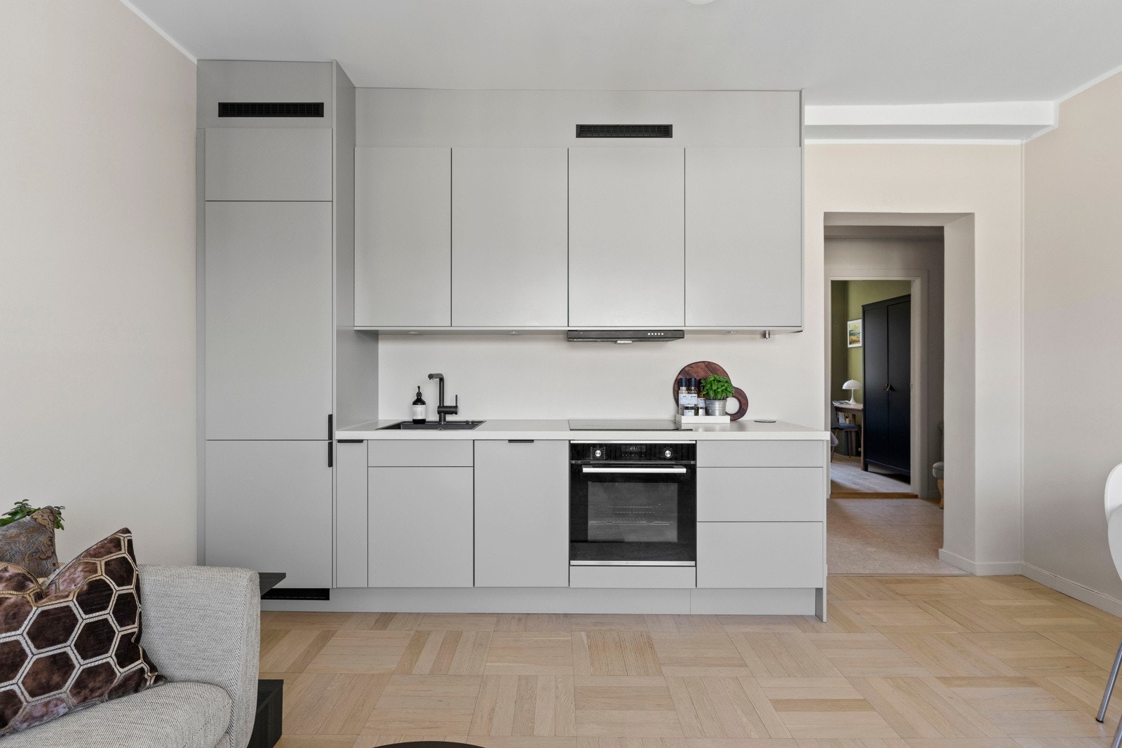 Kjøkkenet ble oppgradert i 2021 og fremstår moderne og tidløst med stilren Epoq-innredning. Her finner du glatte fronter, laminat benkeplate og nedfelt kum i rustfritt stål. Galleribilde