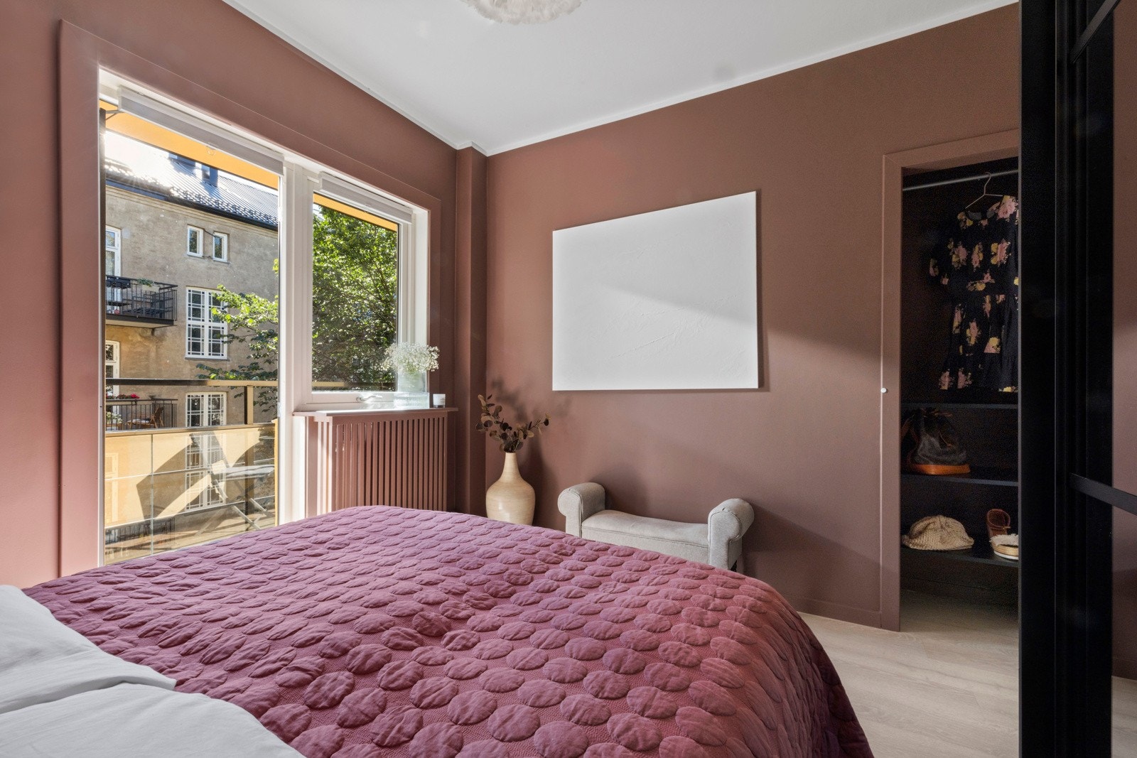 Hovedsoverommet er malt i en lun og behagelig farge. Galleribilde