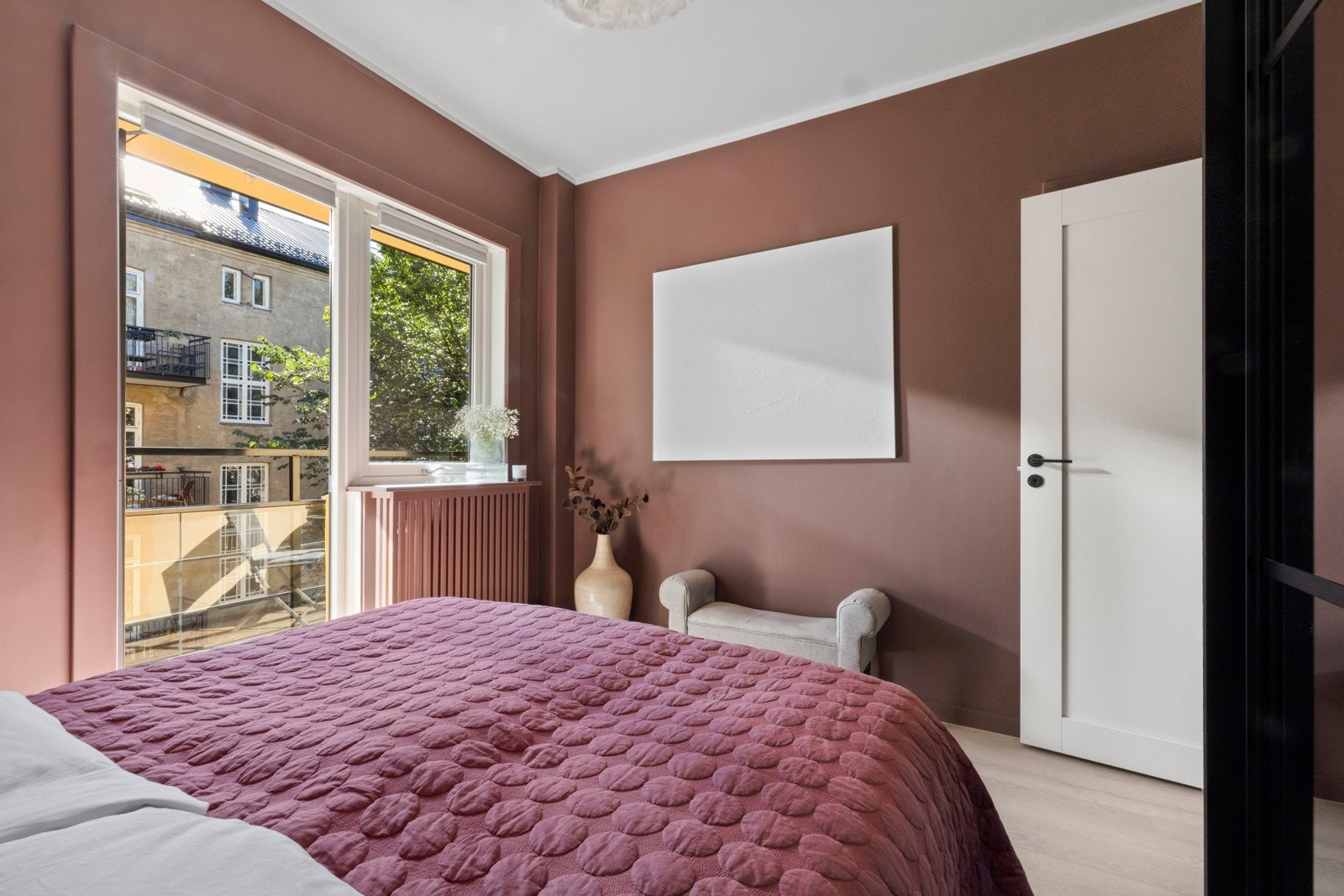 Herfra har du også direkte utgang til en herlig sydøstvendt balkong på 7 m². Galleribilde