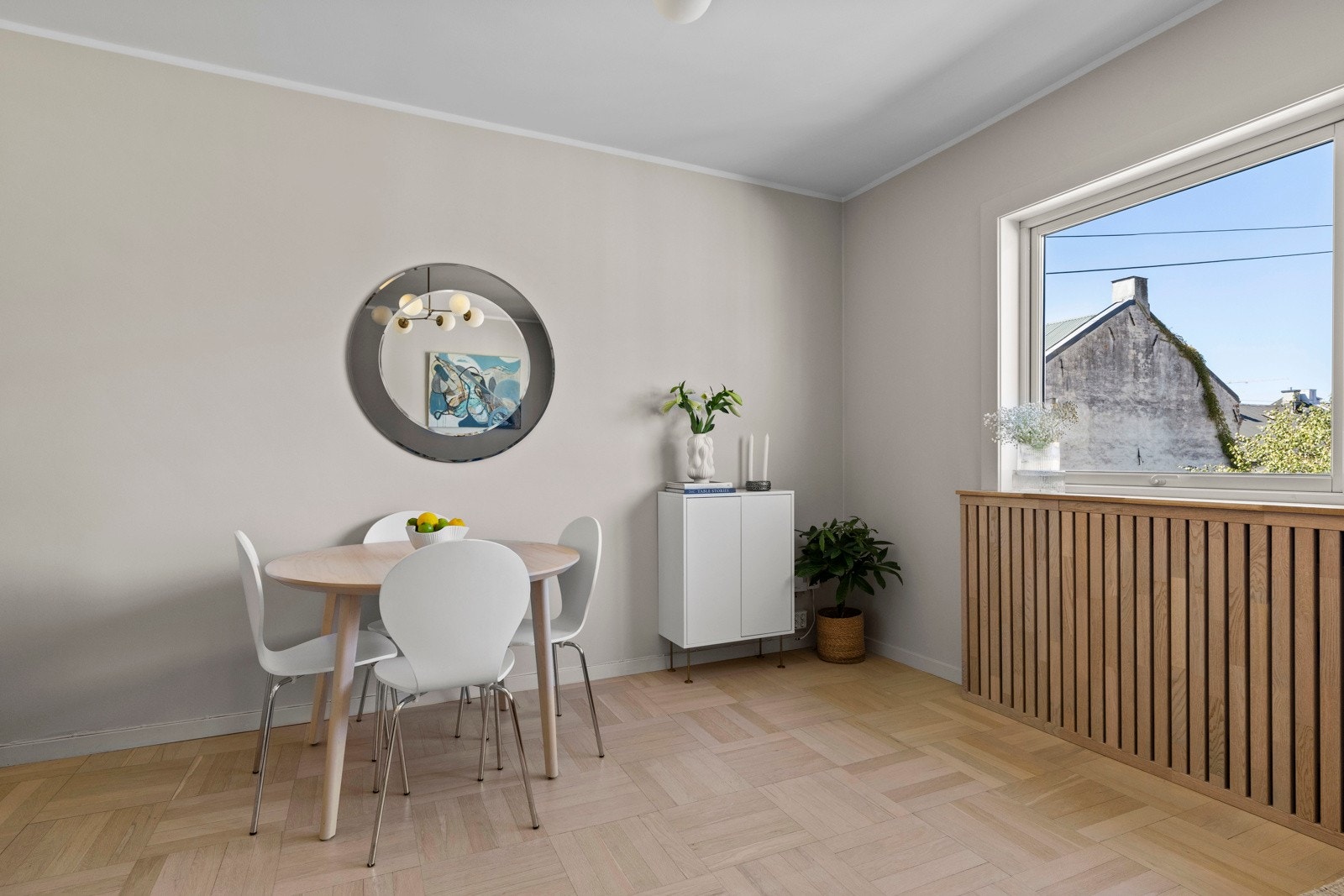 Det blir en naturlig plassering av spisegruppe i stuen. Galleribilde