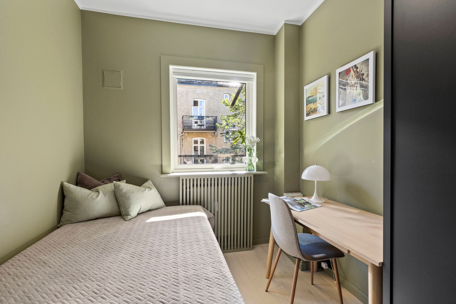 Begge soverommene vender mot rolige omgivelser i bakgården, noe som sikrer en god natts søvn. Galleribilde