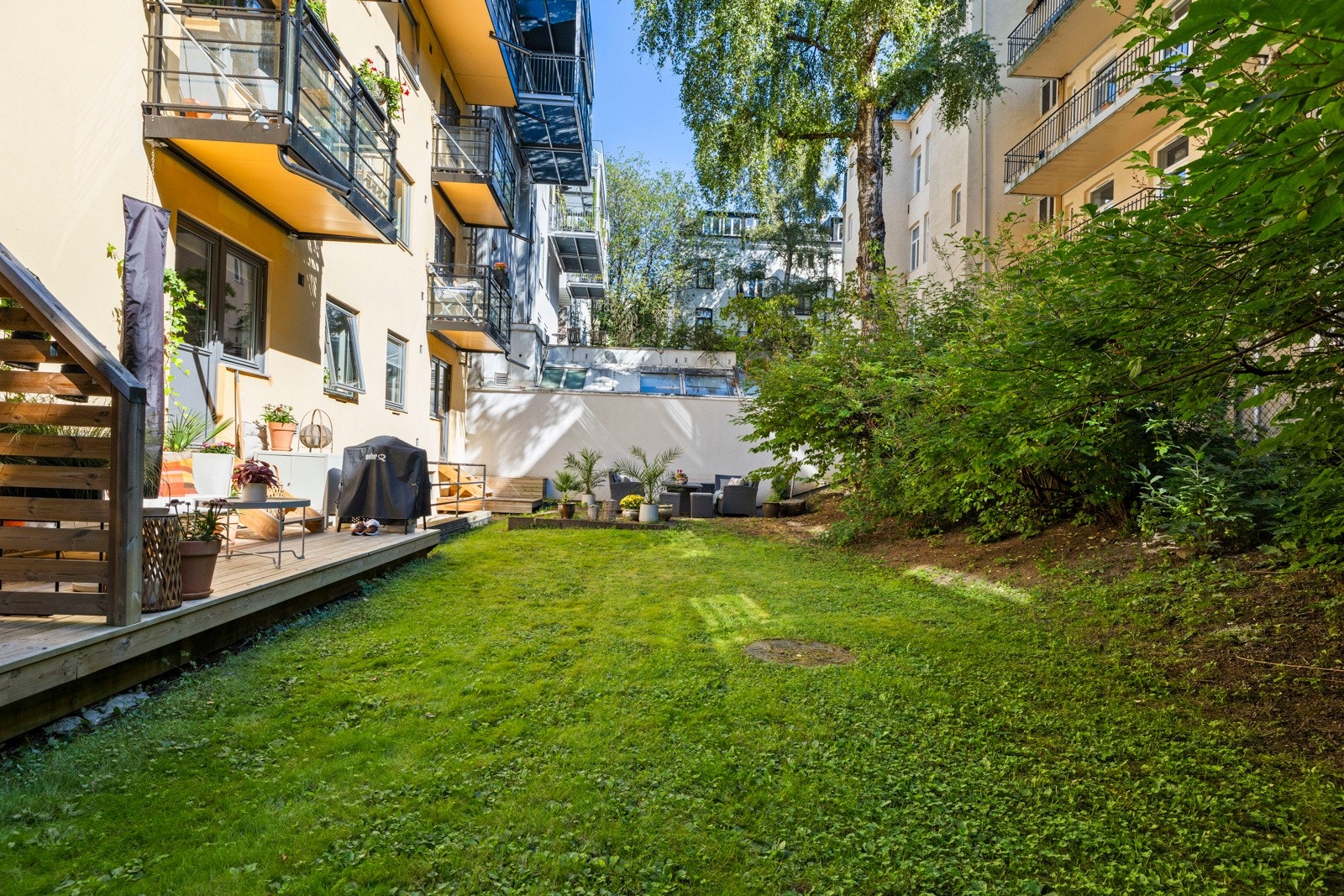 Sameiet har en hyggelig felles bakgård med grønt areal. Galleribilde