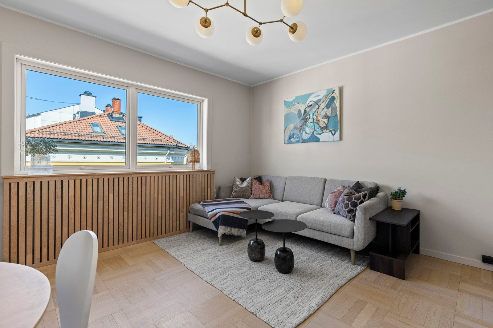 Leiligheten ligger høyt og fritt i 4. etasje, i en rolig enveiskjørt sidegate til Bogstadveien - midt i hjertet av Majorstuen, men skjermet fra byens støy. Galleribilde