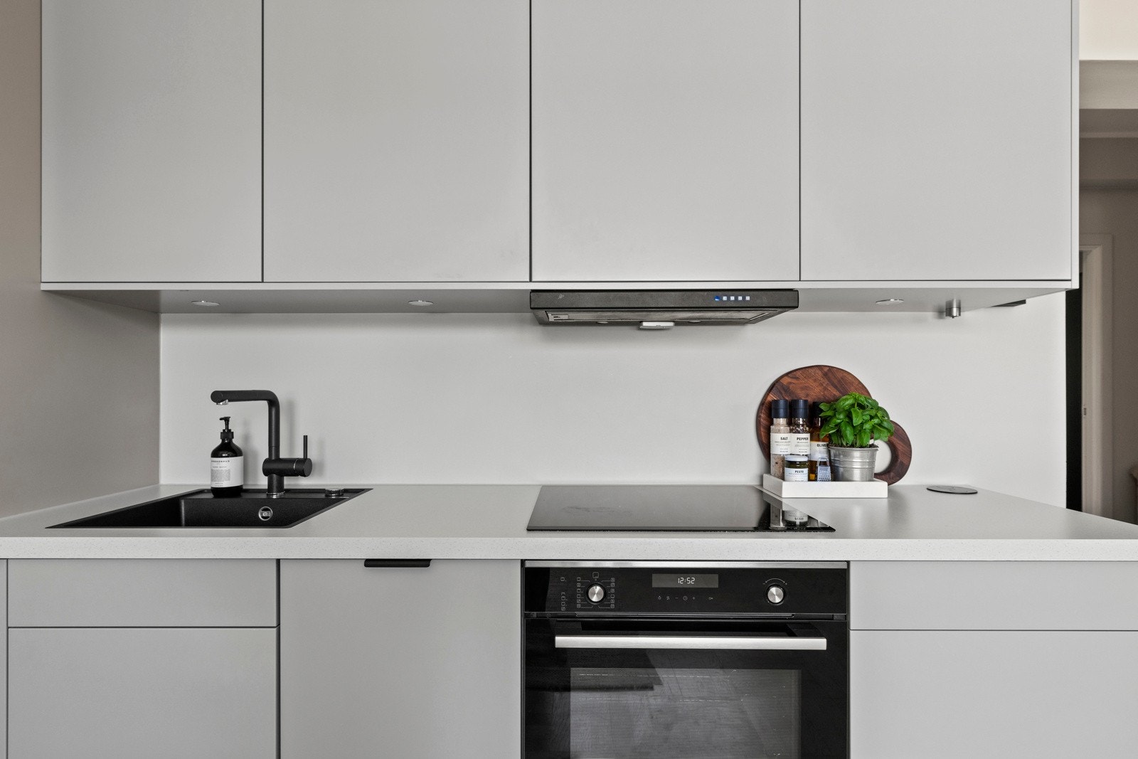 Integrerte hvitevarer som induksjonstopp, stekeovn, oppvaskmaskin og kjøl/frys gjør hverdagen enkel, mens kullfilterventilator og automatisk vannstopper gir trygghet og komfort. Galleribilde