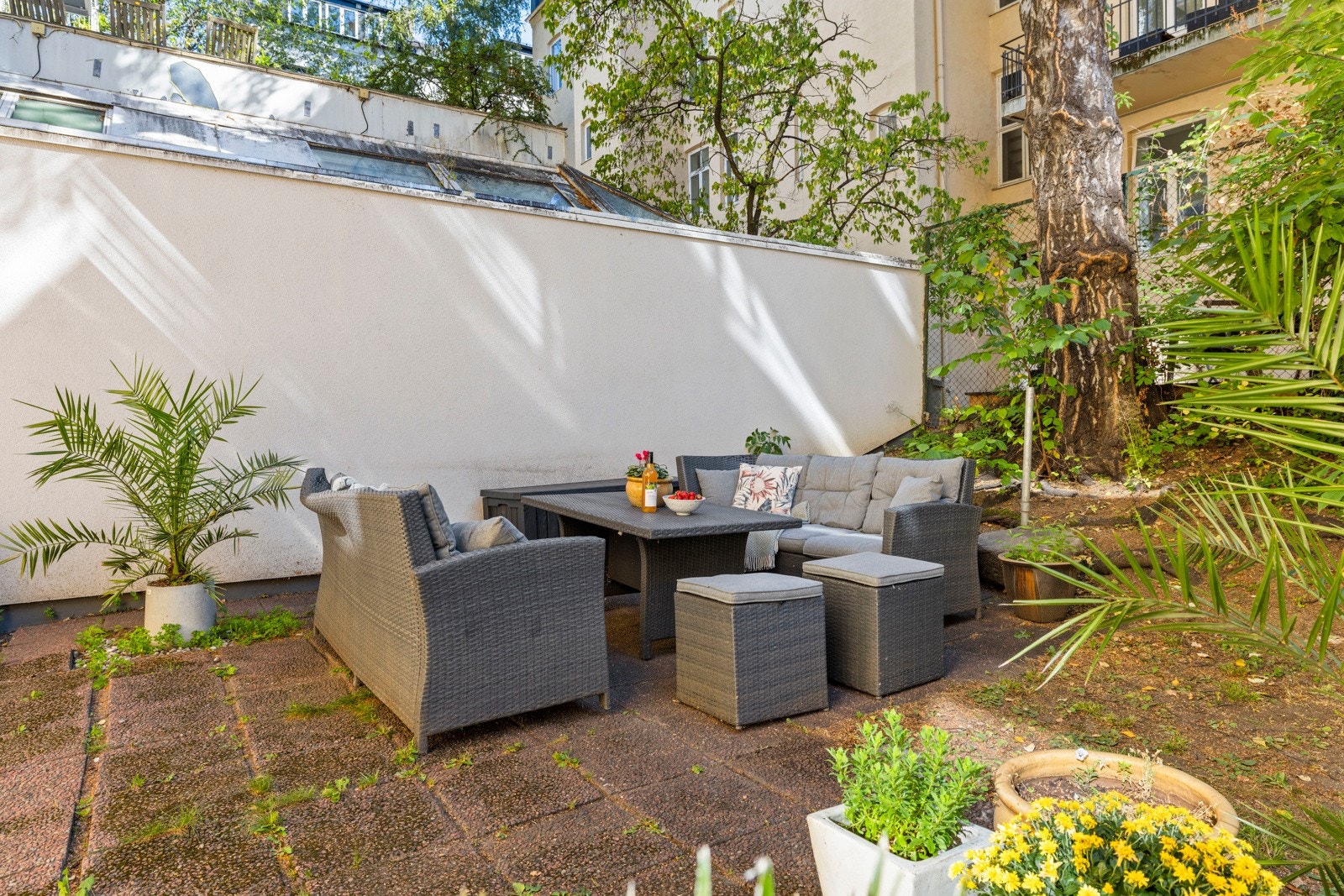 Det er ulike sittegrupper i bakgården. Galleribilde