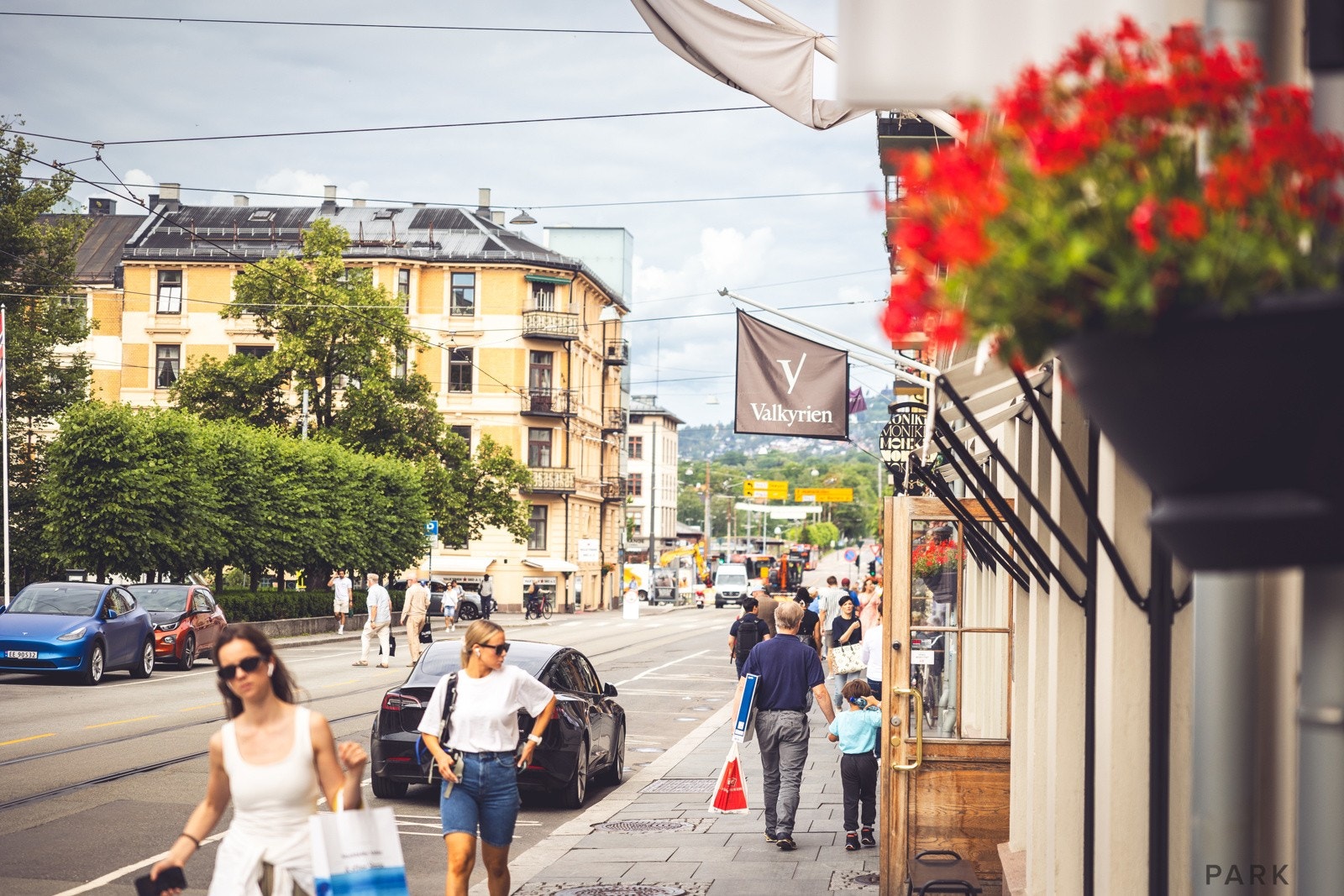 Blant annet ligger Bogstadveien med alle sine shoppingmuligheter i umiddelbar nærhet da bygget har inn-/utgang direkte mot gaten. Nabokvartalene huser flotte spisesteder som Delicatessen, Cru Vinbar, Restaurant Ludo, Villa Paradiso, Fyr med mer. Galleribilde