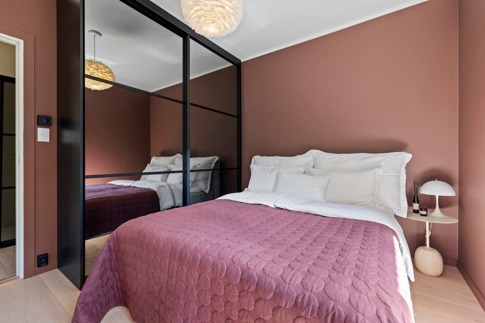 Hovedsoverommet er romslig med plass til dobbeltseng og tilhørende møblement. Den spesialtilpassede skyvedørsgarderoben fra Garderobemekka sørger for rikelig oppbevaring. Galleribilde