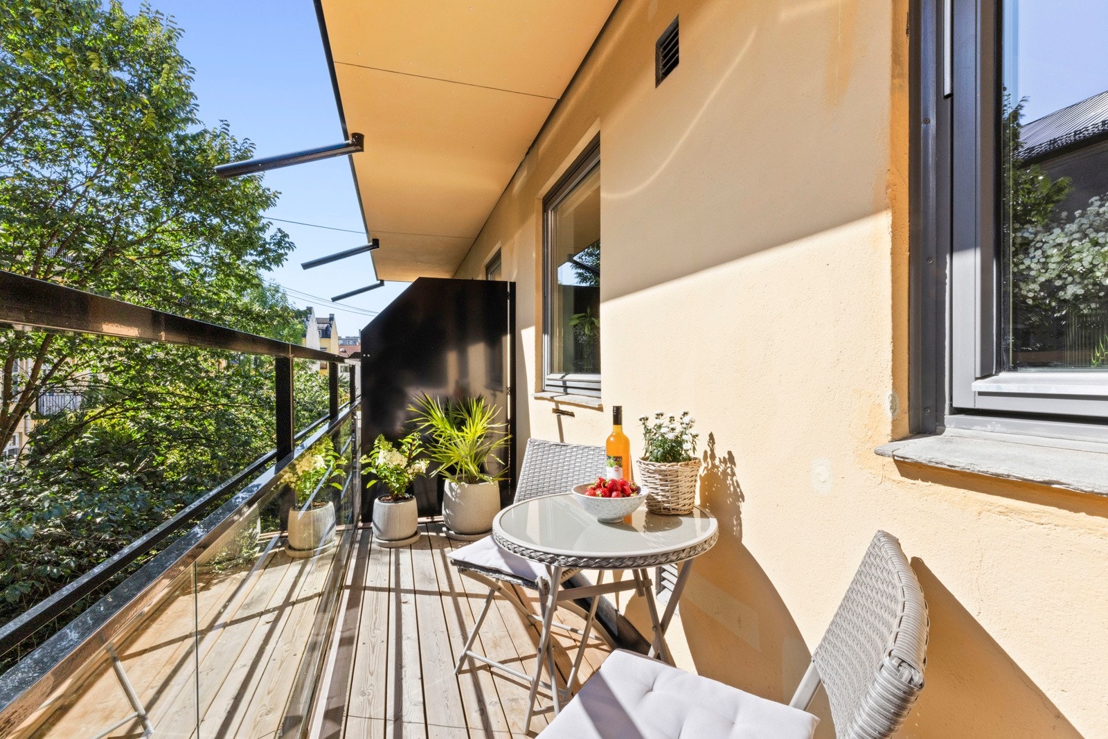 Balkongen ble oppført i 2021 med terrassebord og metallrekkverk, og byr på en lun og solrik uteplass med flott utsikt mot bakgården. Galleribilde